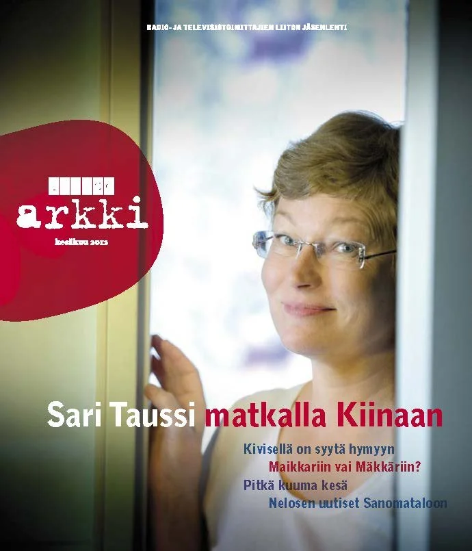 "Liiton Arkki" kansilehti. Kuvassa naishenkilö, joka katsoo suoraan kameraan ja hymyilee.