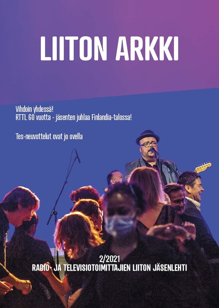 "Liiton Arkki" kansilehti. Kuva iloisesta ihmisjoukosta, , joiden joukossa on myös musiikkiammattilainen laulaen tai puhuen mikrofonin ääressä ja muita ihmisiä taustalla.