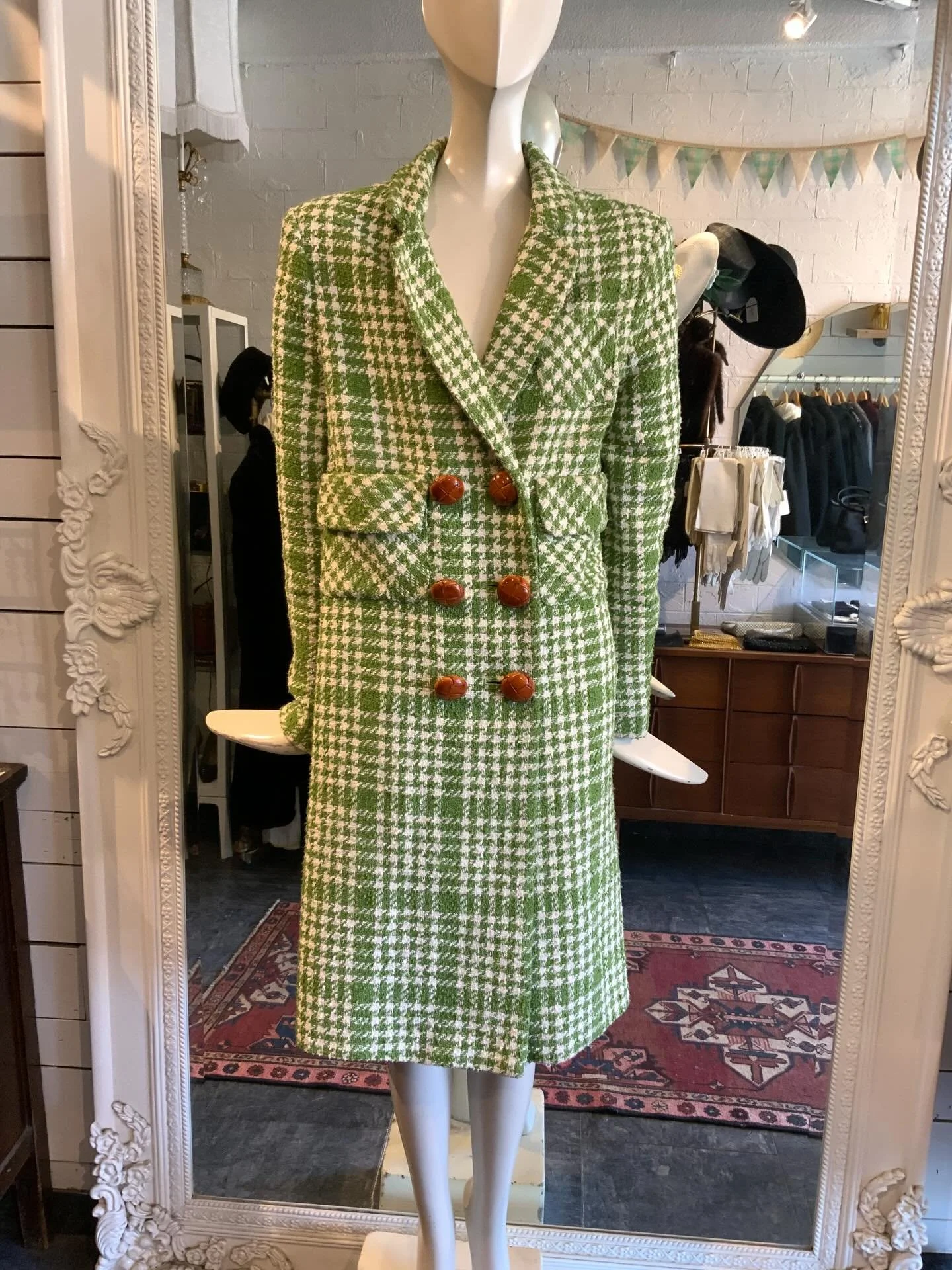 Fresh in! Smythe apple green and white gingham cotton coat This colour! It&rsquo;s FAB 💚 Find it instore or online now ( the link is in the bio, click it and be whisked away to a shopping wonderland)

Fits a size 6-8

$550

DM with any questions or 
