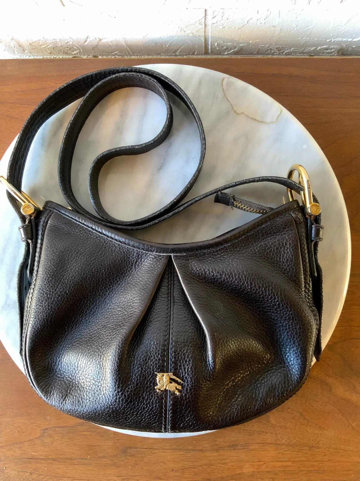 This B urberry chocolate brown leather crossbody is *the perfect* bag. The leather is so soft, it&rsquo;s an ideal size for everyday use, and it has a crossbody strap ( which I know you love)

In good condition with some wear to the edges, specially 