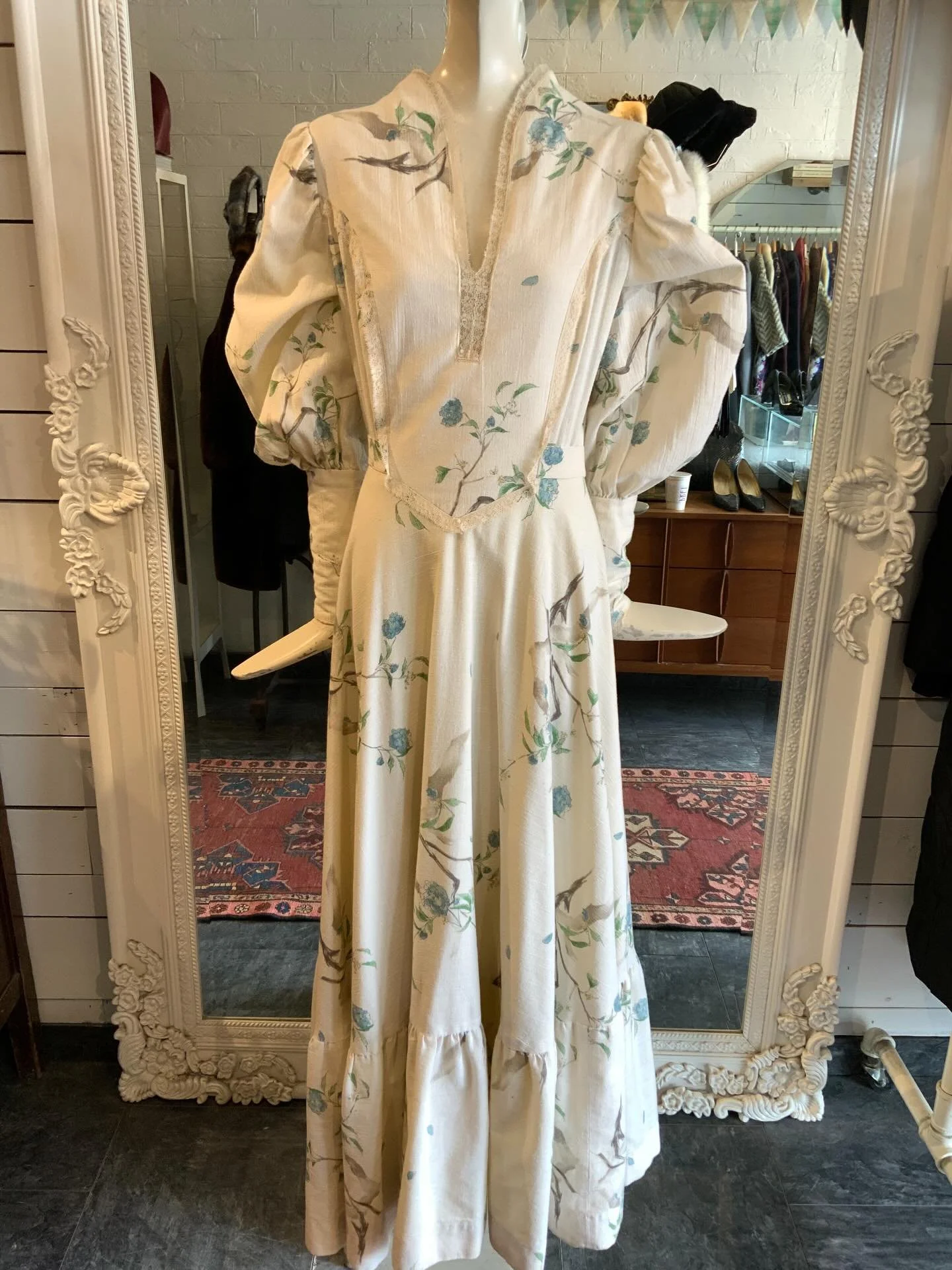 We just added this 1970s prairie maxi dress to the Etsy Shop ( we are getting back into posting our favourite true vintage pieces on etsy). This Gunne Sax dupe is ultra sweet! Made of linen with a delicate blue floral pattern.

Fits a medium

Head ov