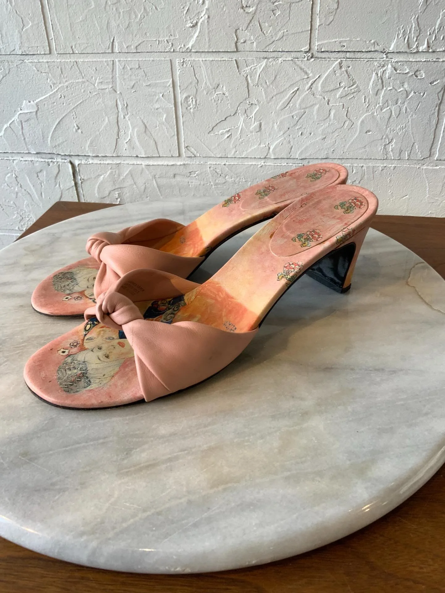 Do you wear a size 7 shoe? It&rsquo;s your lucky day. We just got in a splendid estate and with it came a few handfuls of 90s/Y2K size 7 shoes

1.Baby pink mules $85
2. Stuart Weitzman $125
3. Stuart Weitzman mules $125
4. Navy Pumps $85
5. Pointed I