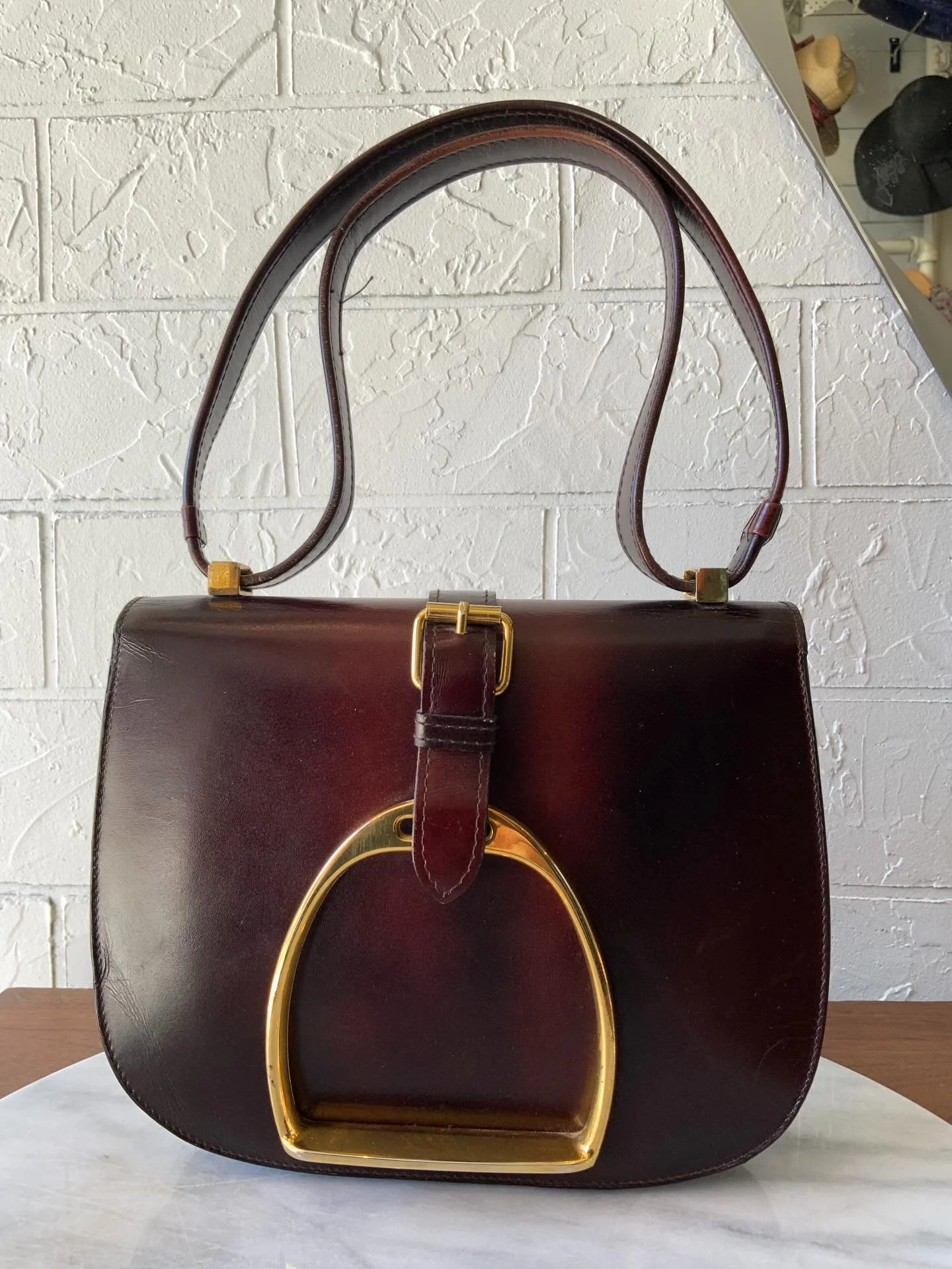 New and oh so chic! This 70s cognac leather handbag has just found its way to the website and she will not last long! We are obsessed with the oversized hardware ( it reminds us of one of our favourite brands&hellip;)

$155
In great vintage condition