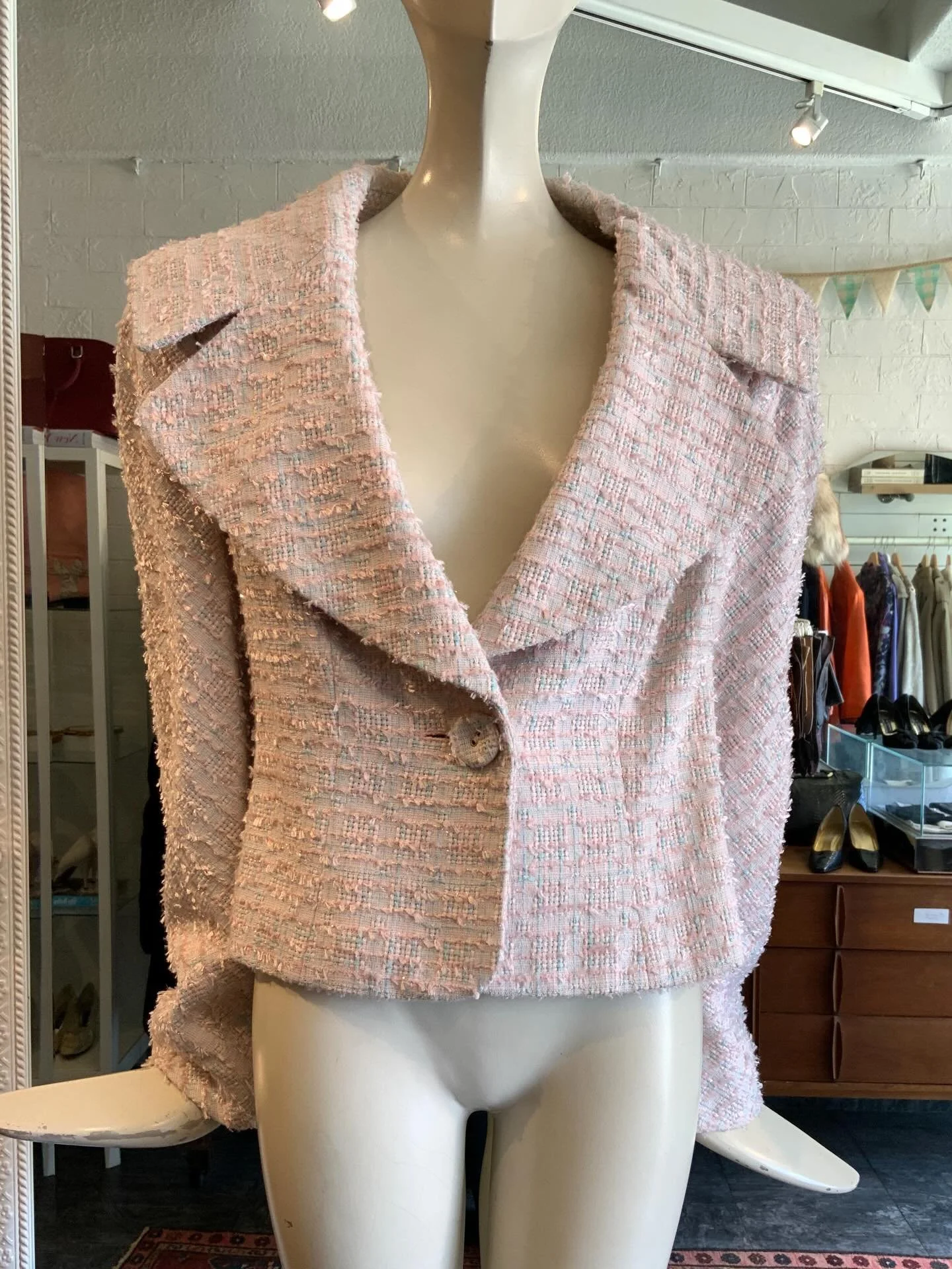 This darling, cotton candy tweed Escada jacket is new to the shop and now listed on the website. We love the cropped length and oversized collar. It also doesn&rsquo;t hurt that it looks like a certain French designer&hellip; 😘

Fits like a size 8-1