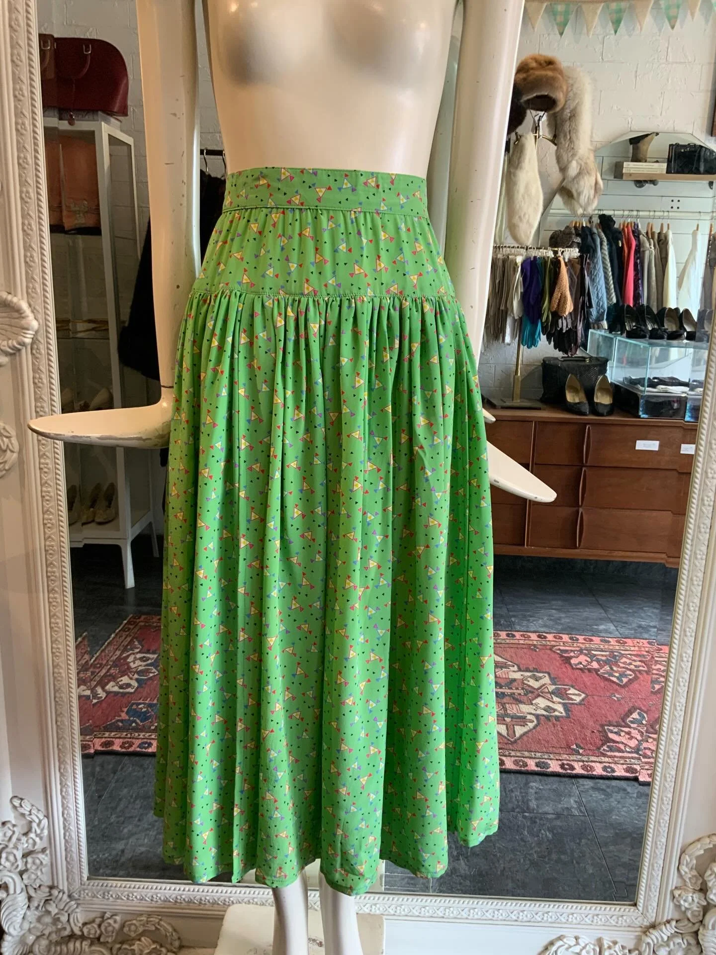 Escada is one of our favourite brand, but if you&rsquo;ve been here a while you already knew that 💚 You can find a growing selection of Escada on the website, including this lovely 90s skirt! 

This cutie has a 26&rdquo; waist
$120

Find it on the w