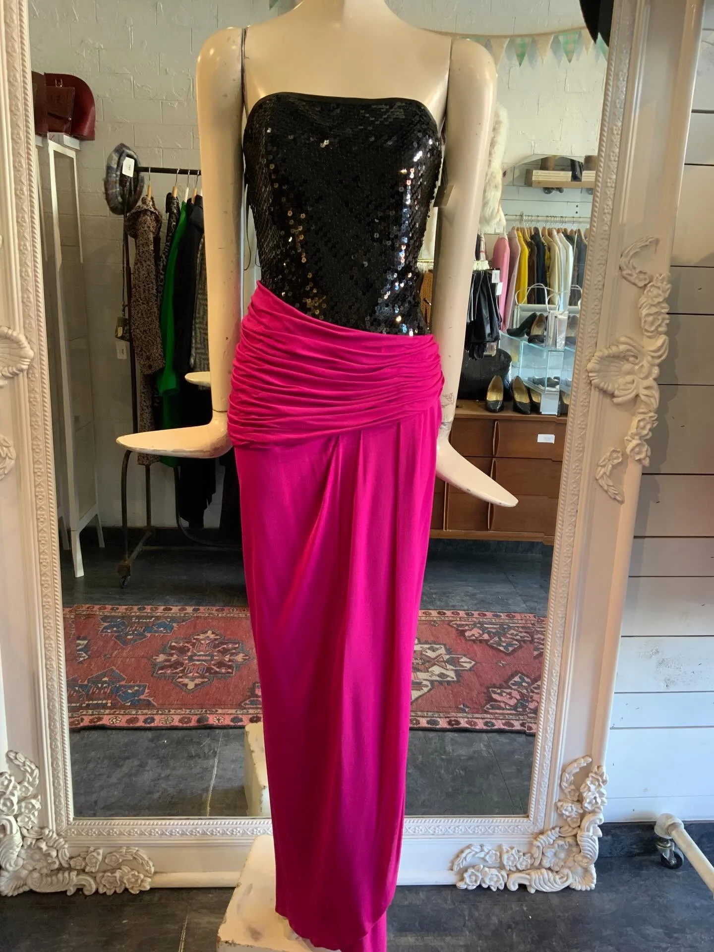 This beauty is part of the estate we received last week and is a good indication of the fabulous-ness of the collection. The draping and fit on this dress is out of this world! We just listed it on the website for you 💕 If you are local, we would lo