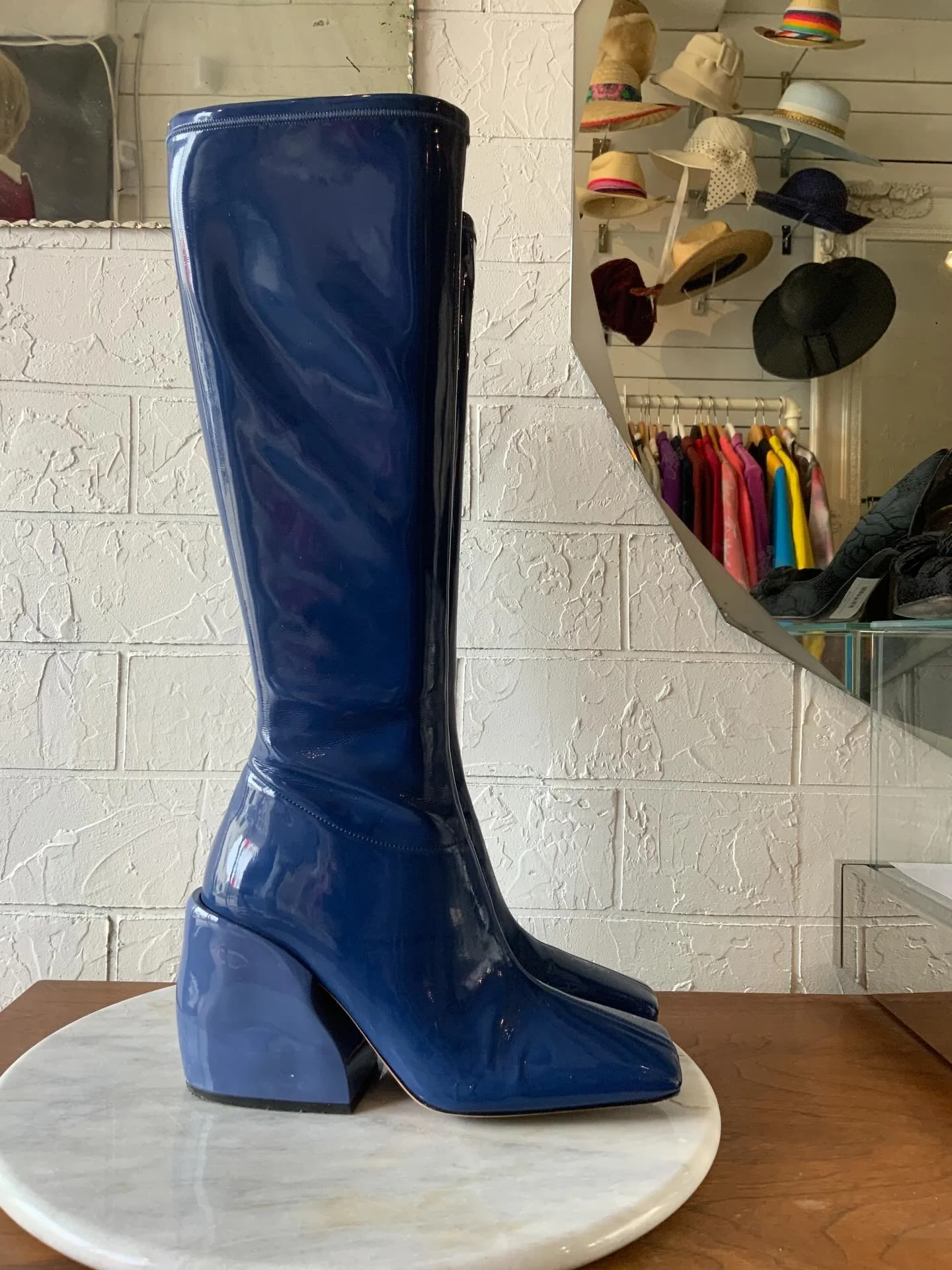 It&rsquo;s new shoe day at Swish. We just received a handful of size 8.5 shoes - all of which are gorgeous! 

Find them in the stories before they disappear or stop into the shop to see them.

Tibi
B alenciagia
Ferragamo
Stuart Weitzman
Dries Van Not