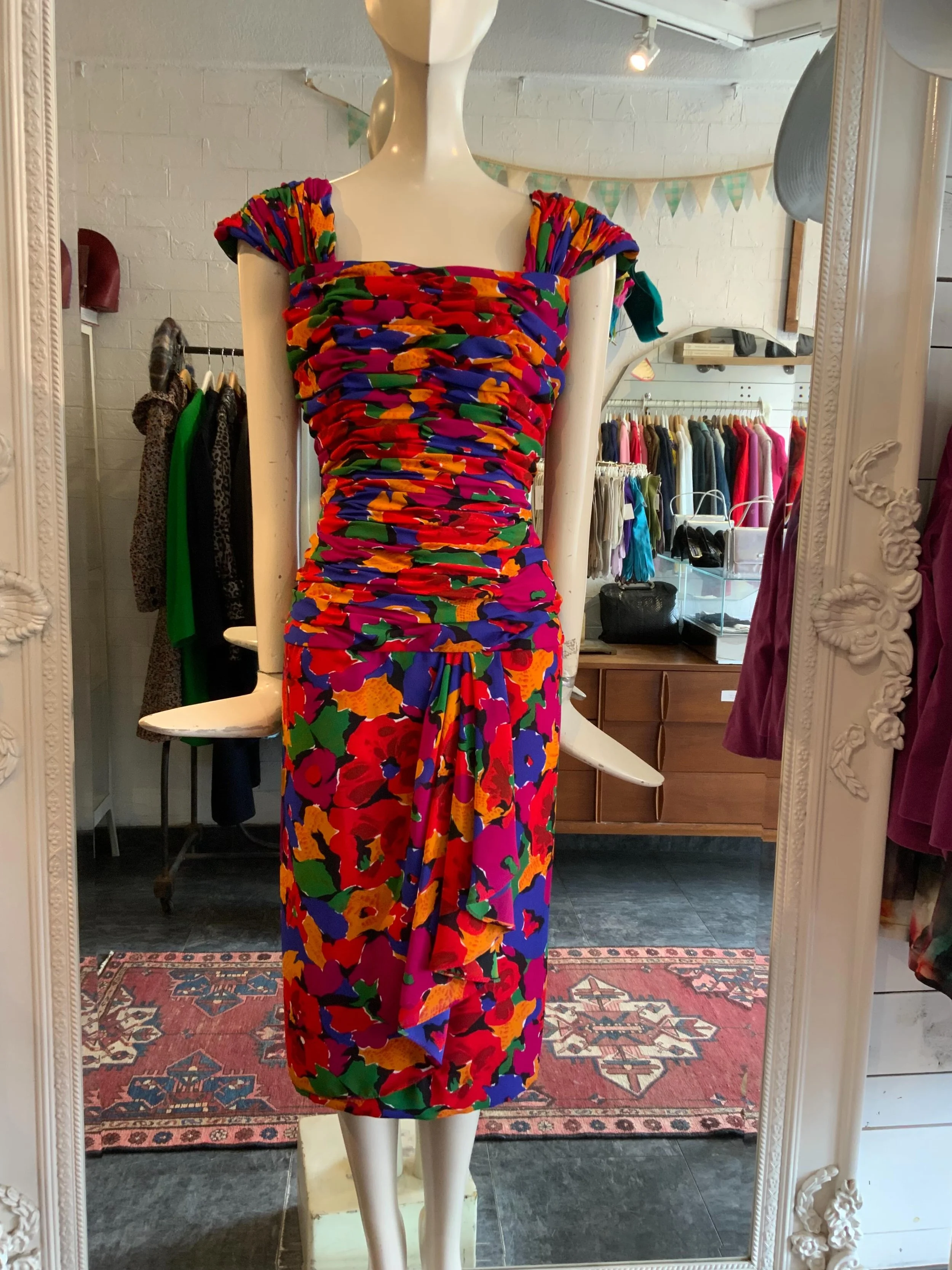 This 1980s Victor Costa has just arrived! How prefect is she for wedding season? Absolutely perfect! Find her in store and on the website

Fits a size 8
$225

Feel free to message with questions or head over to the link in the bio to find the website