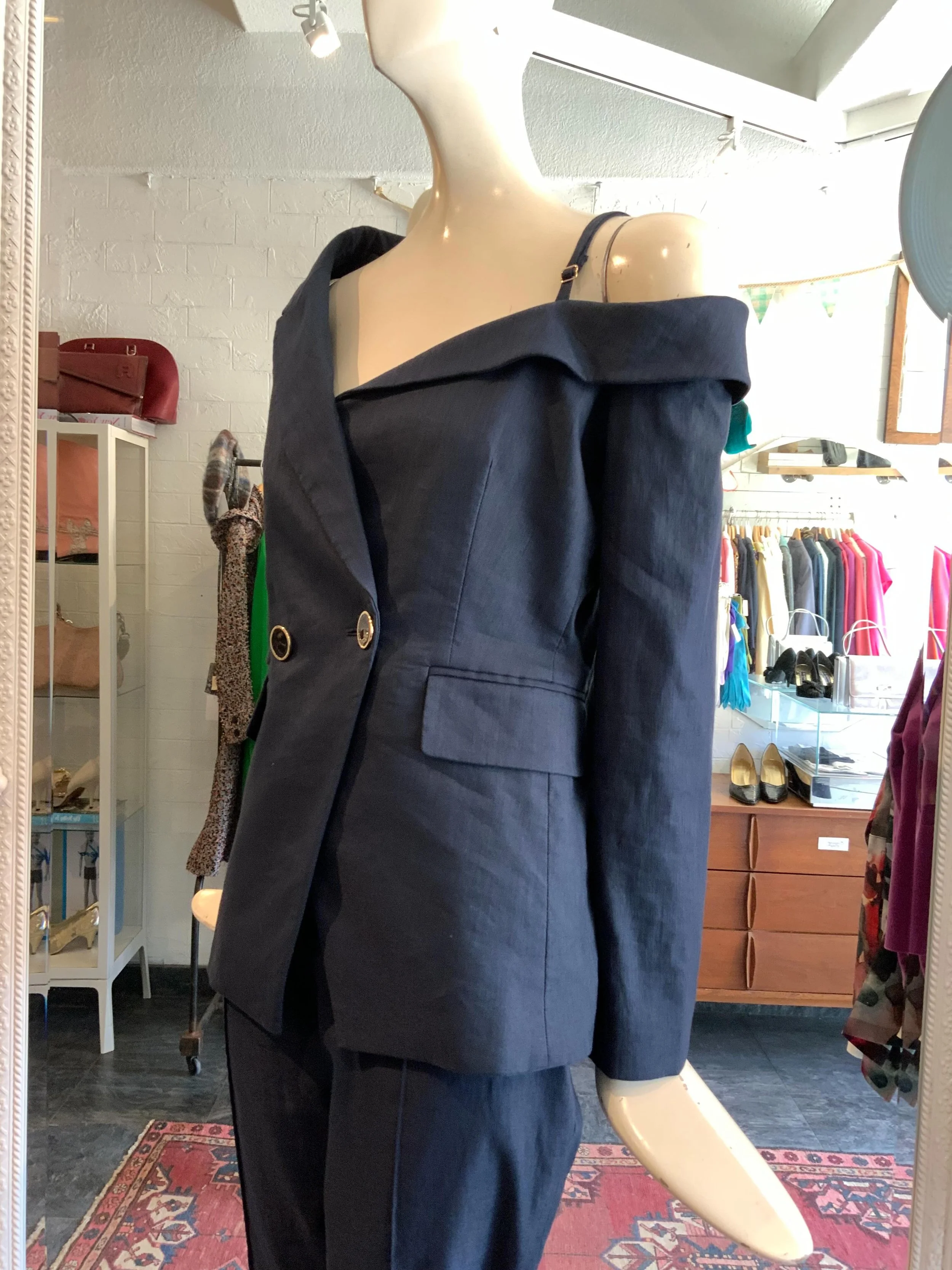 This Veronica Beard pant suit just made its way to the website. This set is very smart and chic!
$295
Fits a small to medium

Feel free to send a message with questions or find the link to the website in the bio