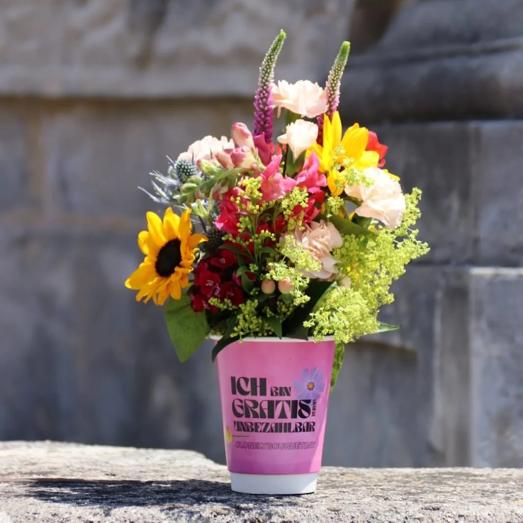 Lonely Bouquet Day 💐 - Wir machen mit! 💝 
.
.
.
.
#traiskirchen #lonelybouquetday #blumen #flowers #blumengr&uuml;sse #blumengesch&auml;ft #geschenk #present #blumenliebe #blumenladen