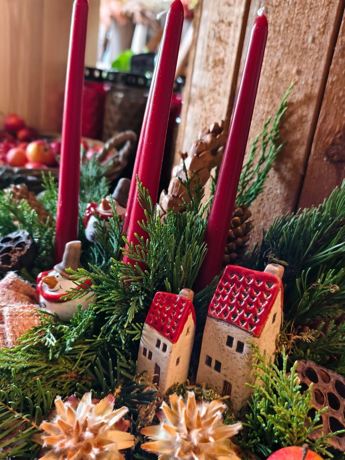 Unsere ersten Adventkr&auml;nze sind bereits fertig.🎄Kommt vorbei und holt euch einen, wir freuen uns auf euch! 🌸💛