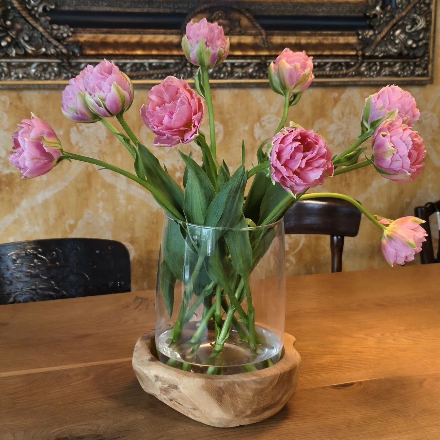 🌷 Wenn der Mann der Floristin Tulpen schenkt...
Man k&ouml;nnte meinen, ich h&auml;tte genug Blumen um mich herum &ndash; aber &uuml;ber diese &Uuml;berraschung zum Valentinstag habe ich mich riesig gefreut! 🥰 Es ist einfach etwas anderes, wenn man