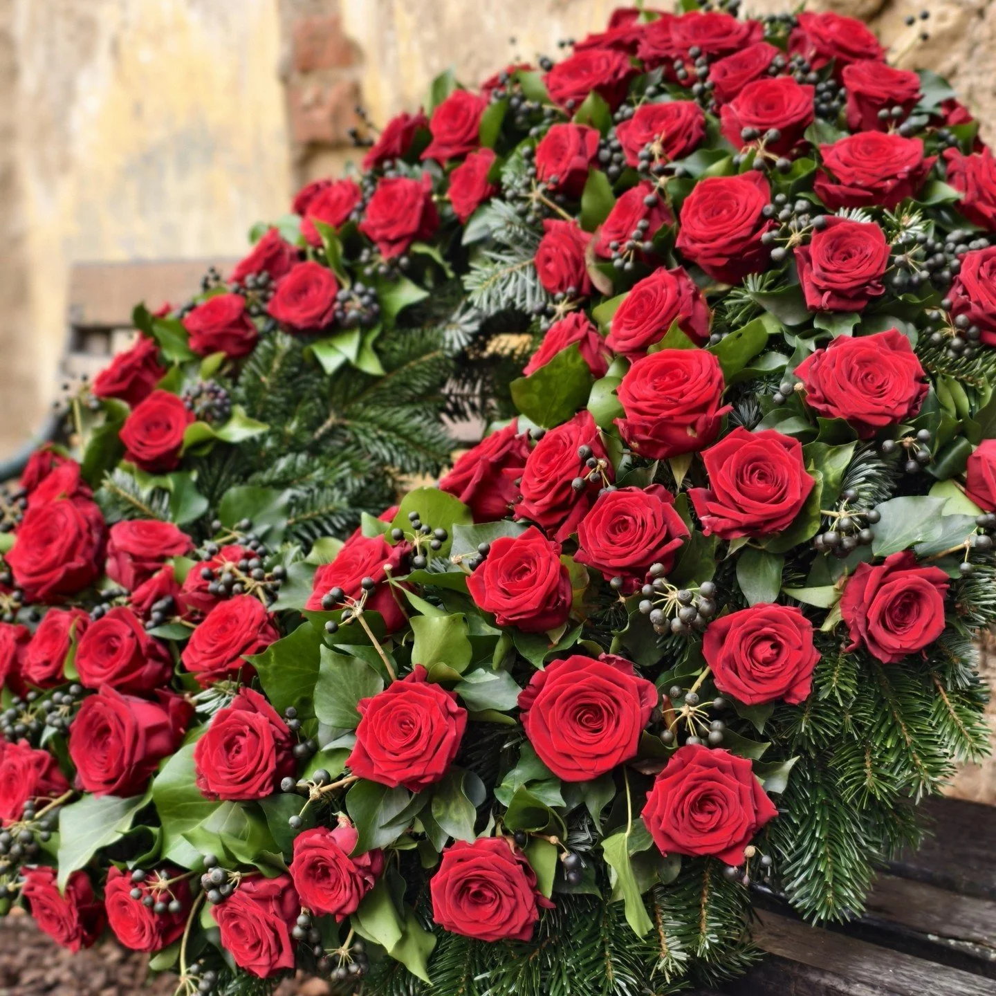 Handwerk mit Herz 🌿🤍
In der letzten Woche durften wir wieder einige sehr pers&ouml;nliche Werkst&uuml;cke anfertigen. Ein Trauerkranz ist weit mehr als nur ein Gesteck &ndash; er ist ein letzter, stiller Gru&szlig; und ein Zeichen der Wertsch&auml;