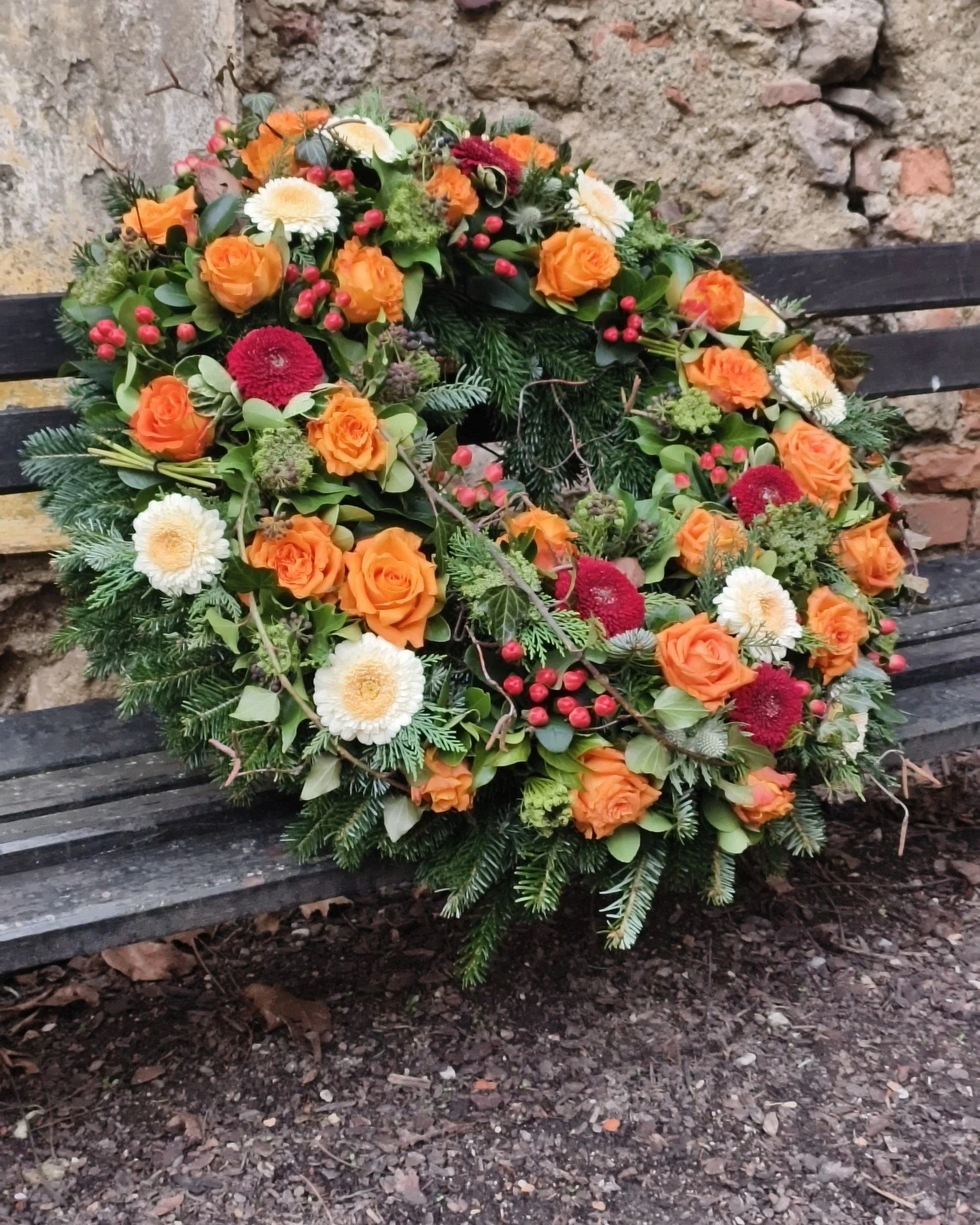 Heute durften wir wieder einige Trauerkr&auml;nze ganz nach den individuellen W&uuml;nschen unserer Kunden gestalten. 🌸✨ Den Hinterbliebenen sprechen wir unser aufrichtiges Beileid und tiefes Mitgef&uuml;hl aus. 🙏🕯️