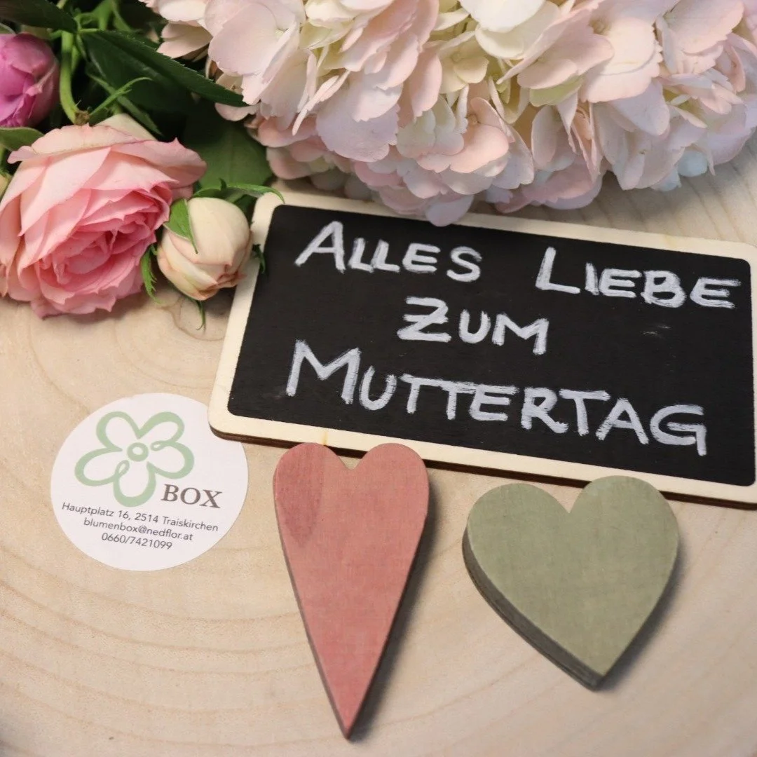 Muttertag in der Blumenbox! 💐
Noch kein Geschenk? Wir sind heute Vormittag von 08:00 bis 13:00 Uhr f&uuml;r Sie da und zaubern Ihnen wundersch&ouml;ne, frische Fr&uuml;hlingsgr&uuml;&szlig;e.
Besuchen Sie uns am Hauptplatz in Traiskirchen. Wir freue