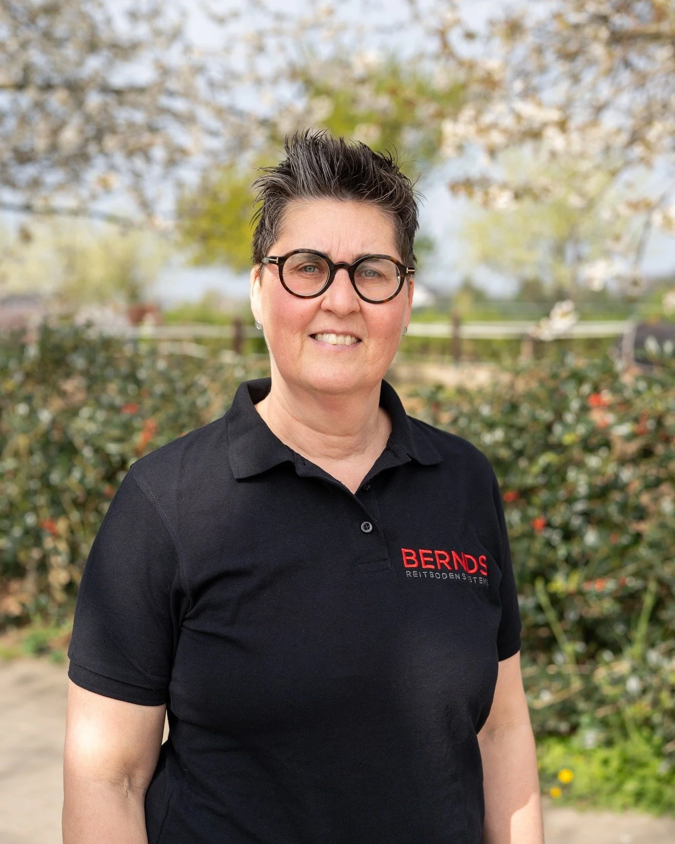 Das ist Maureen &ndash; unser Organisationstalent im B&uuml;ro und die Frau f&uuml;r klare Worte in gleich mehreren Sprachen. 💻📑🌍

Ob Bestellungen, Hotelbuchungen oder die Verwaltung unseres Fuhrparks &ndash; Maureen hat alles im Griff. Au&szlig;e