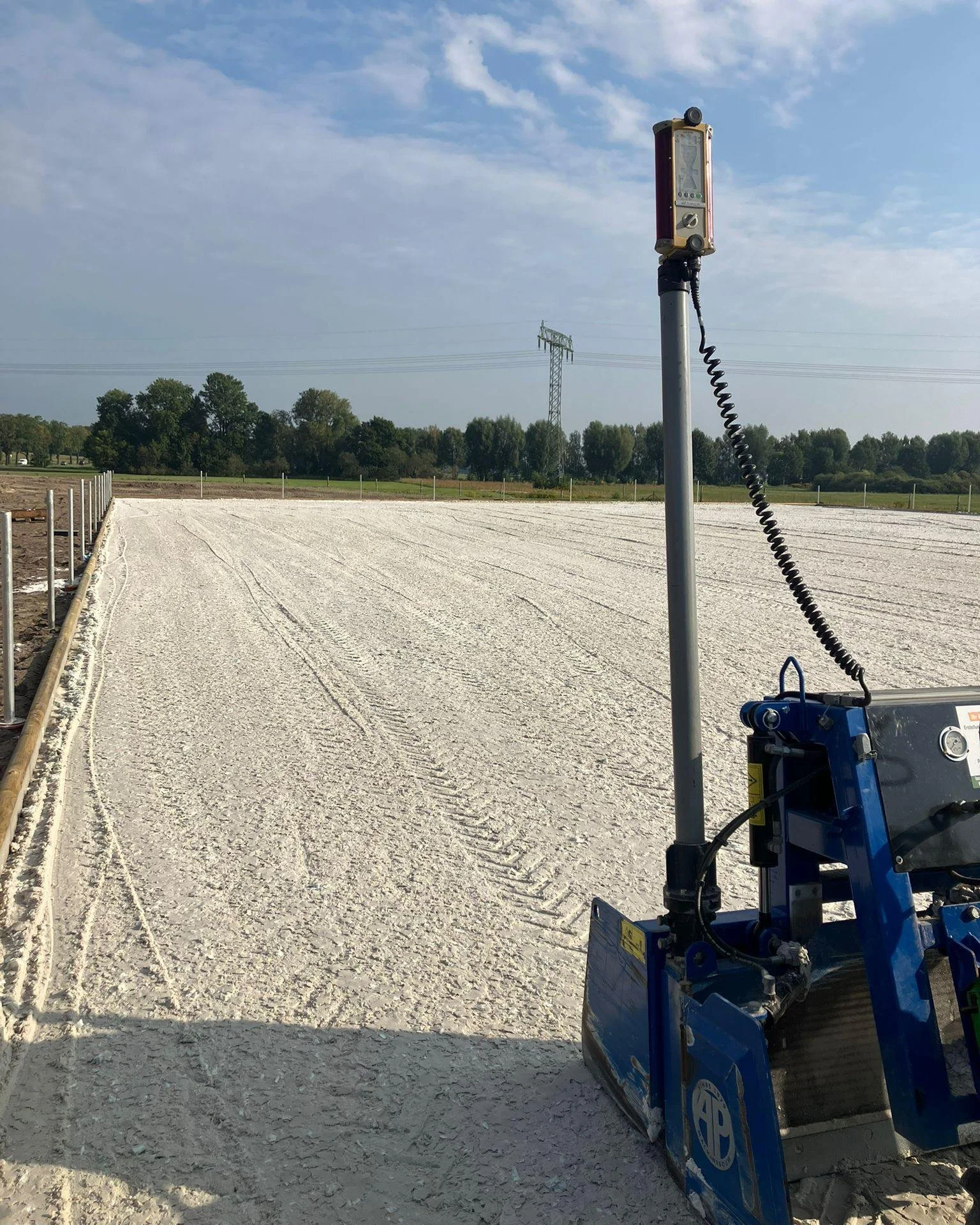 PROJEKTVORSTELLUNG 🐴🚧

Wir freuen uns, euch ein aktuelles Projekt im Raum Berlin vorstellen zu d&uuml;rfen: Ein gro&szlig;z&uuml;giger Reitplatz mit einer Fl&auml;che von 2.400 qm, den wir erfolgreich fertiggestellt haben. Dieses Projekt zeigt eind