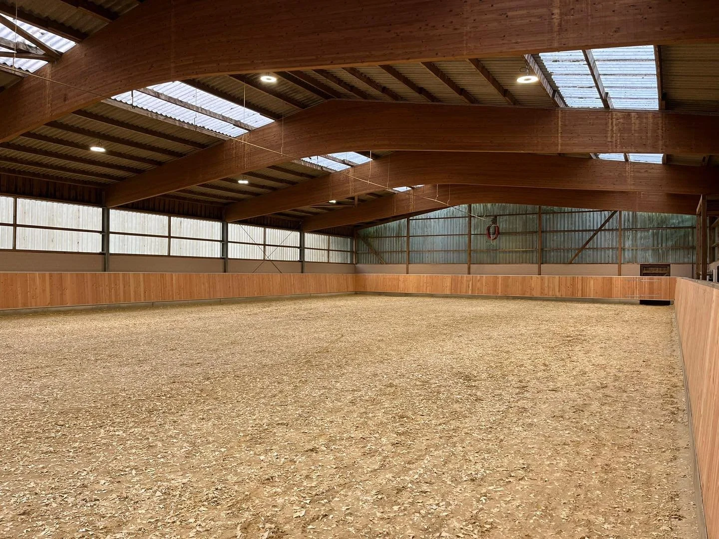 Diese sch&ouml;ne Reithallenbande haben wir f&uuml;r einen Kunden aus Borken gebaut. Auf den zuvor gegossenen Betonsockel haben wir die neue Bande aus Douglasie-Brettern mit Wechselfalz montiert &ndash; insgesamt rund 120 laufende Meter, inklusive vi