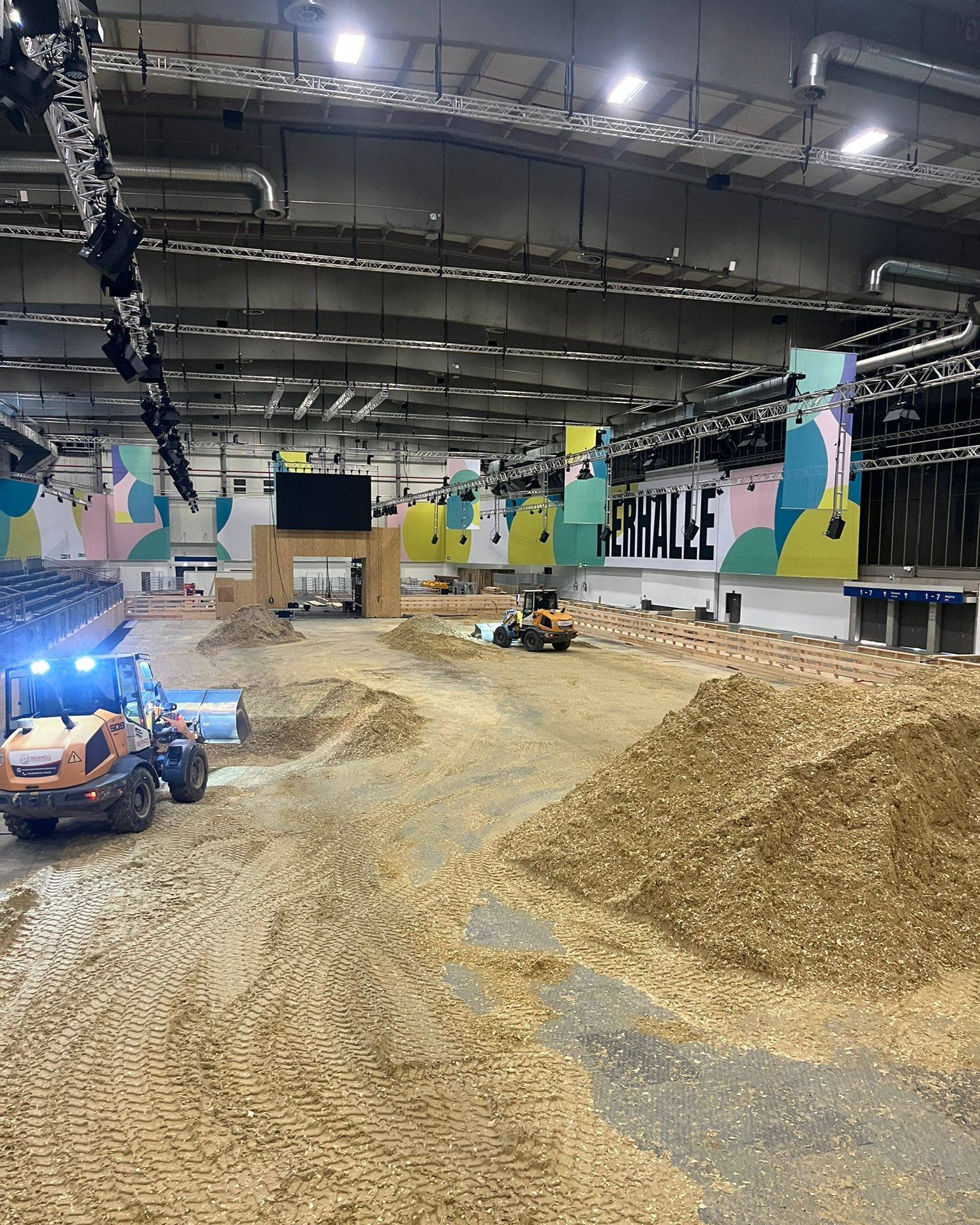 🏇 Turnierboden f&uuml;r die Hippologica Berlin 🏇 

Auch in diesem Jahr durften wir die tempor&auml;ren Turnierb&ouml;den f&uuml;r Show- und Abreitehalle der Hippologica auf der Internationalen @gruene_woche in Berlin bauen.

Auf Bodenschutzmatten w