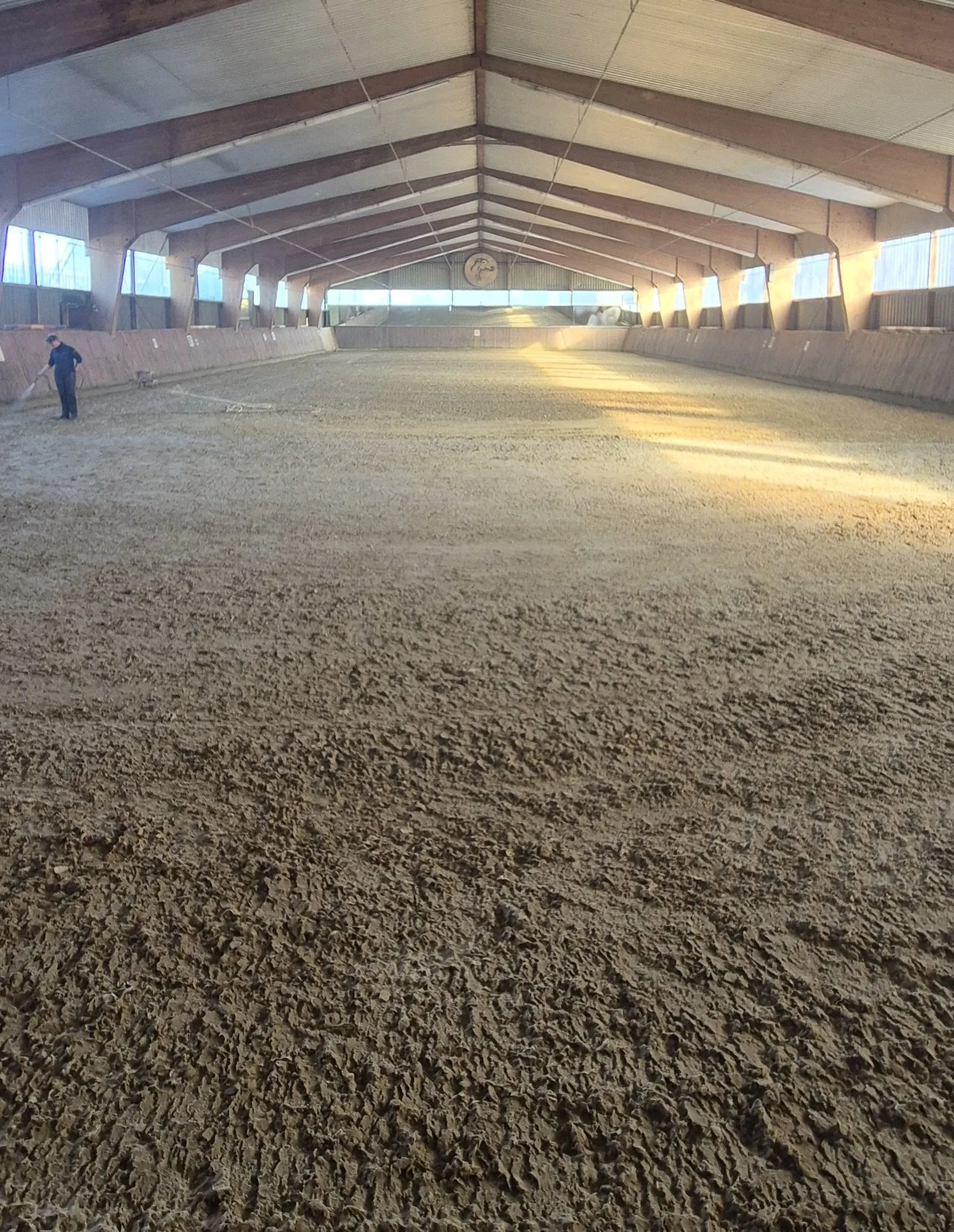 Wow, schaut euch diesen Reithallenboden an. 🤩👌

Diese 120 m&sup2; haben wir gerade professionell &uuml;berarbeitet und ihm wieder neue Qualit&auml;t verliehen. Daf&uuml;r l&ouml;sen wir zun&auml;chst die vorhandene Tretschicht, bringen frischen Rei