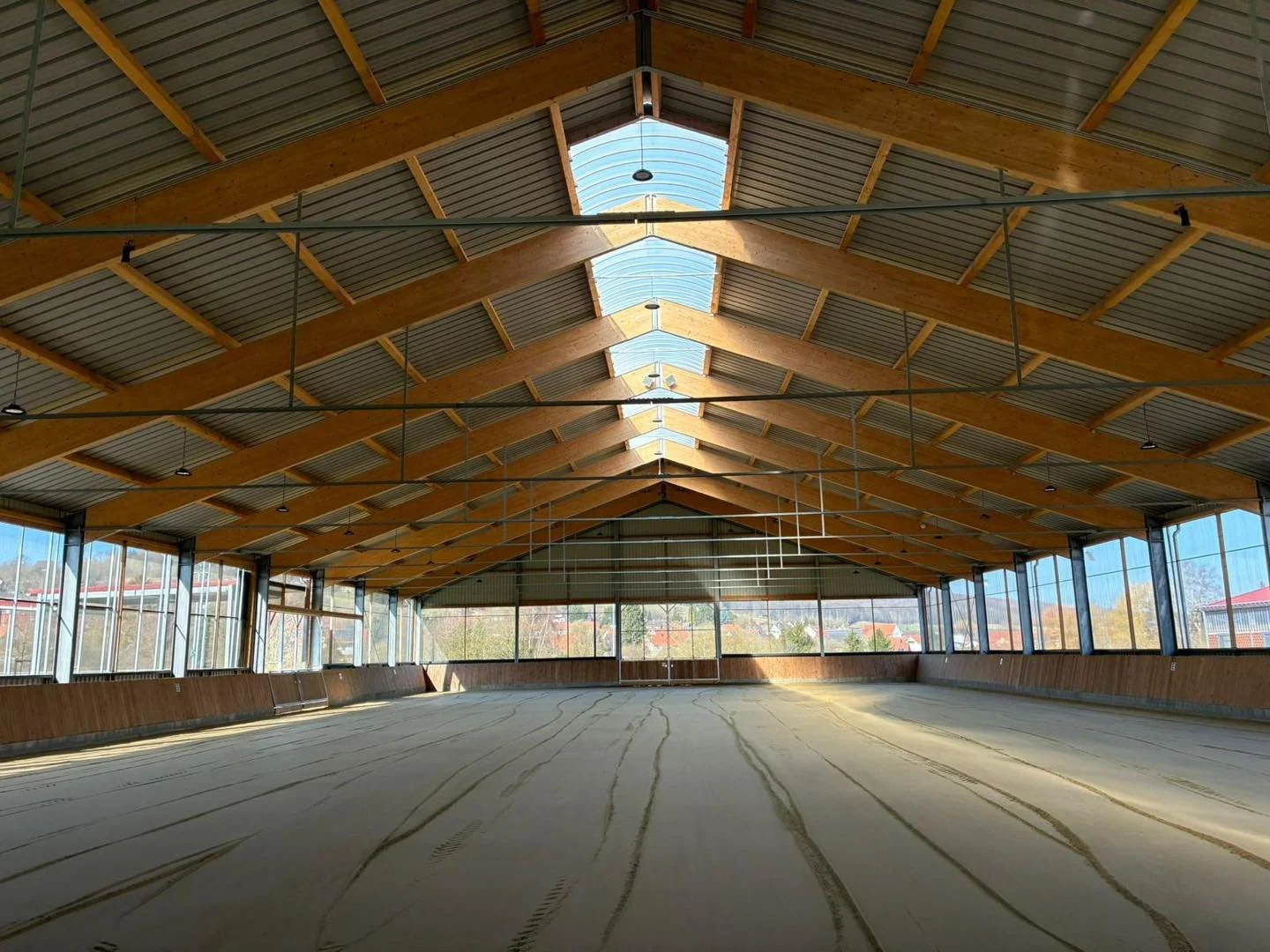 Fr&uuml;hjahrs-Update f&uuml;r gleich mehrere Reitfl&auml;chen 🌸

Im Reittherapie Zentrum Lamspringe haben wir f&uuml;r unseren langj&auml;hrigen Kunden die B&ouml;den in Reithalle, Reitplatz und Longierhalle &uuml;berarbeitet.
Daf&uuml;r wurden die