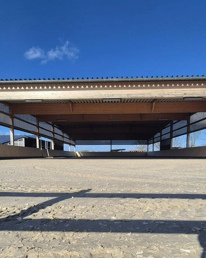 Ein Reitplatz der keine Kompromisse macht!

In Swisttal sorgt der neue Ebbe-Flut Reitplatz f&uuml;r konstant ideale Bodenverh&auml;ltnisse und bietet gleichzeitig Schutz im &uuml;berdachten Bereich damit Training bei jedem Wetter m&ouml;glich ist. 🌧