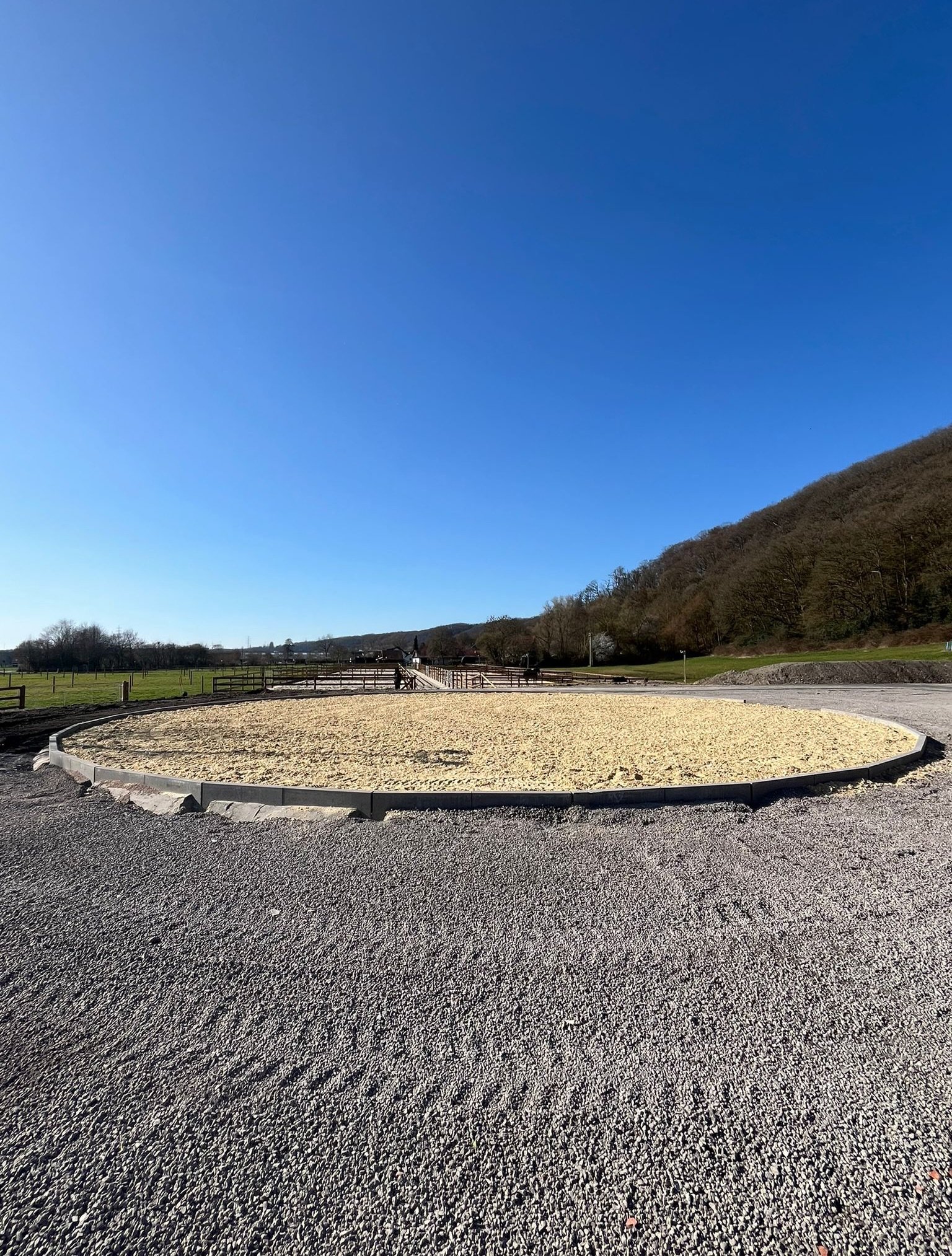 Bei unserem Kunden in Bochum durften wir vor einiger Zeit einen Ebbe-Flut-Longierzirkel komplett erneuern.

Der Aufbau besteht aus einem stabilen Drainageunterbau, Gittermatten und einer Tretschicht aus stresan&reg; V AA Individual &ndash; f&uuml;r o