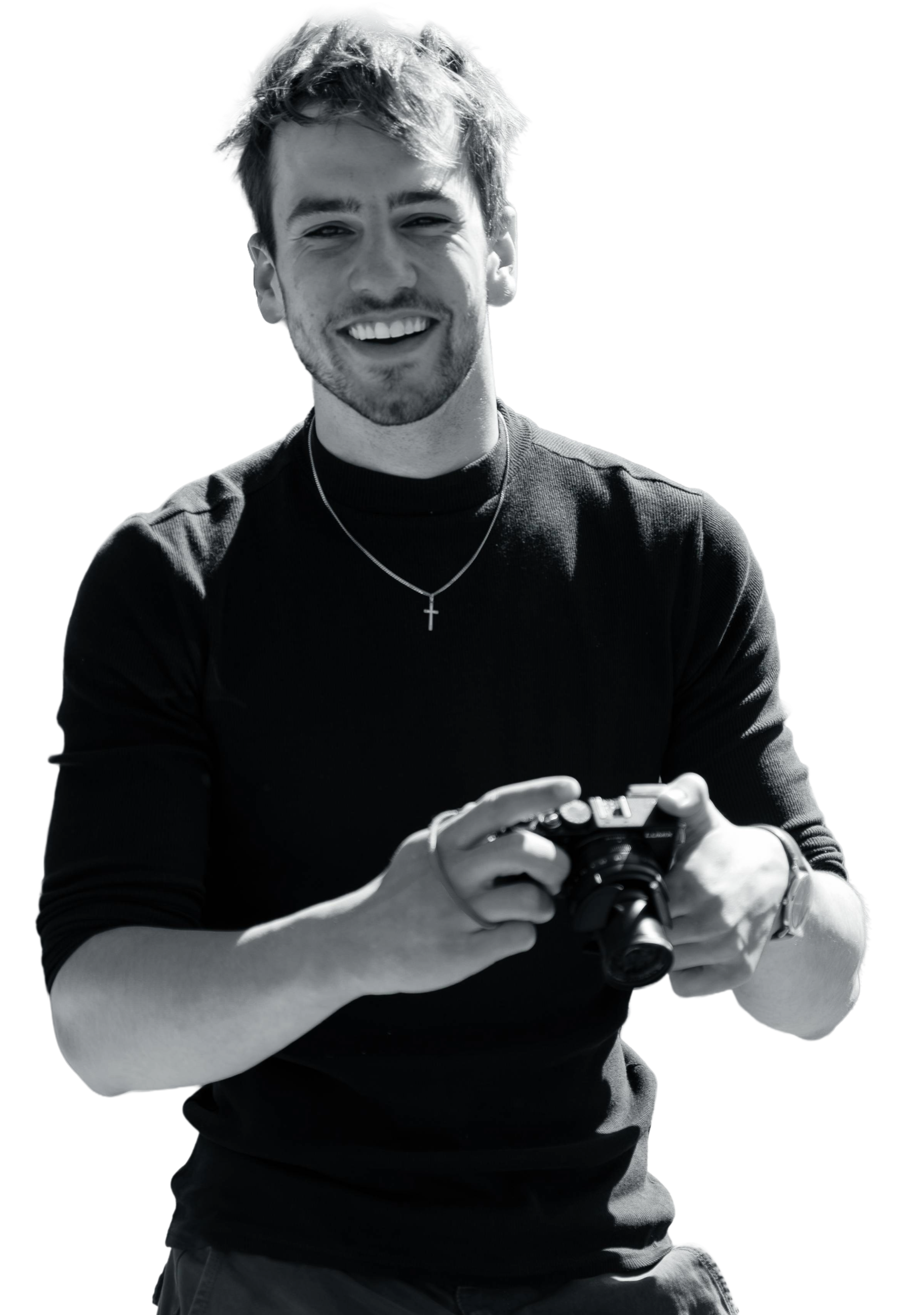 Simon Nijenhuis, concertfotograaf en social media expert in regio Utrecht, lachend met zijn Fujifilm camera.
