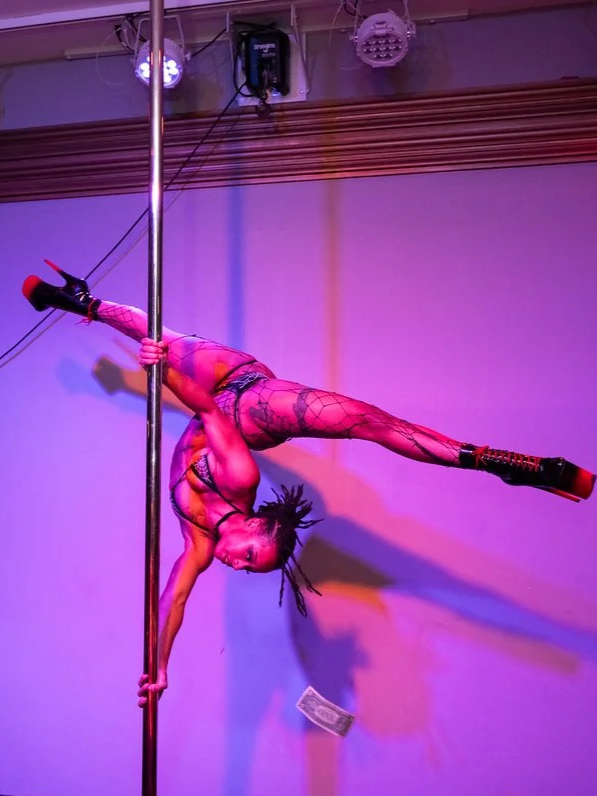 Domino pole dance instructor at Pole Icons in Chicago