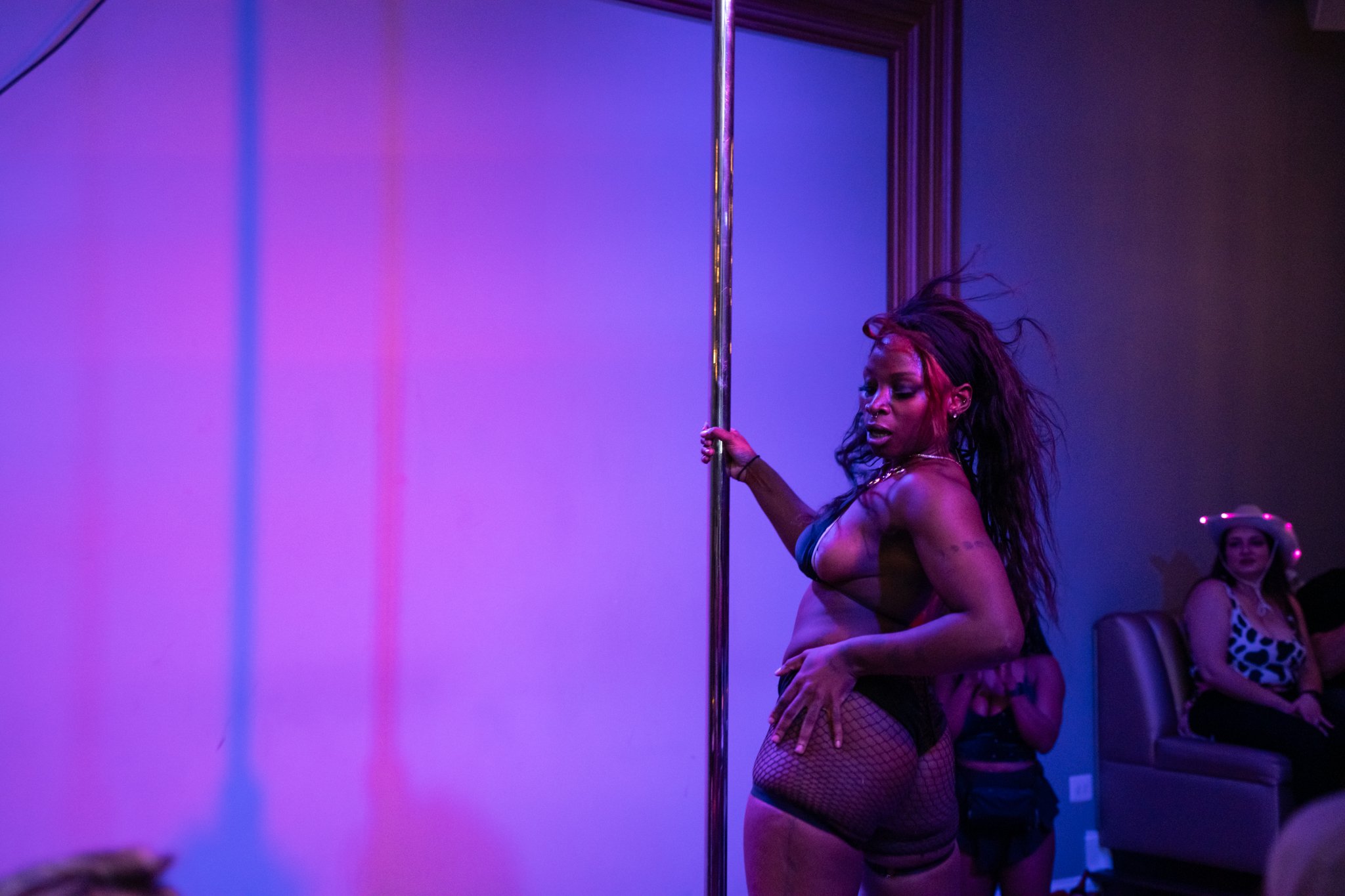 All-levels pole dance class at Pole Icons