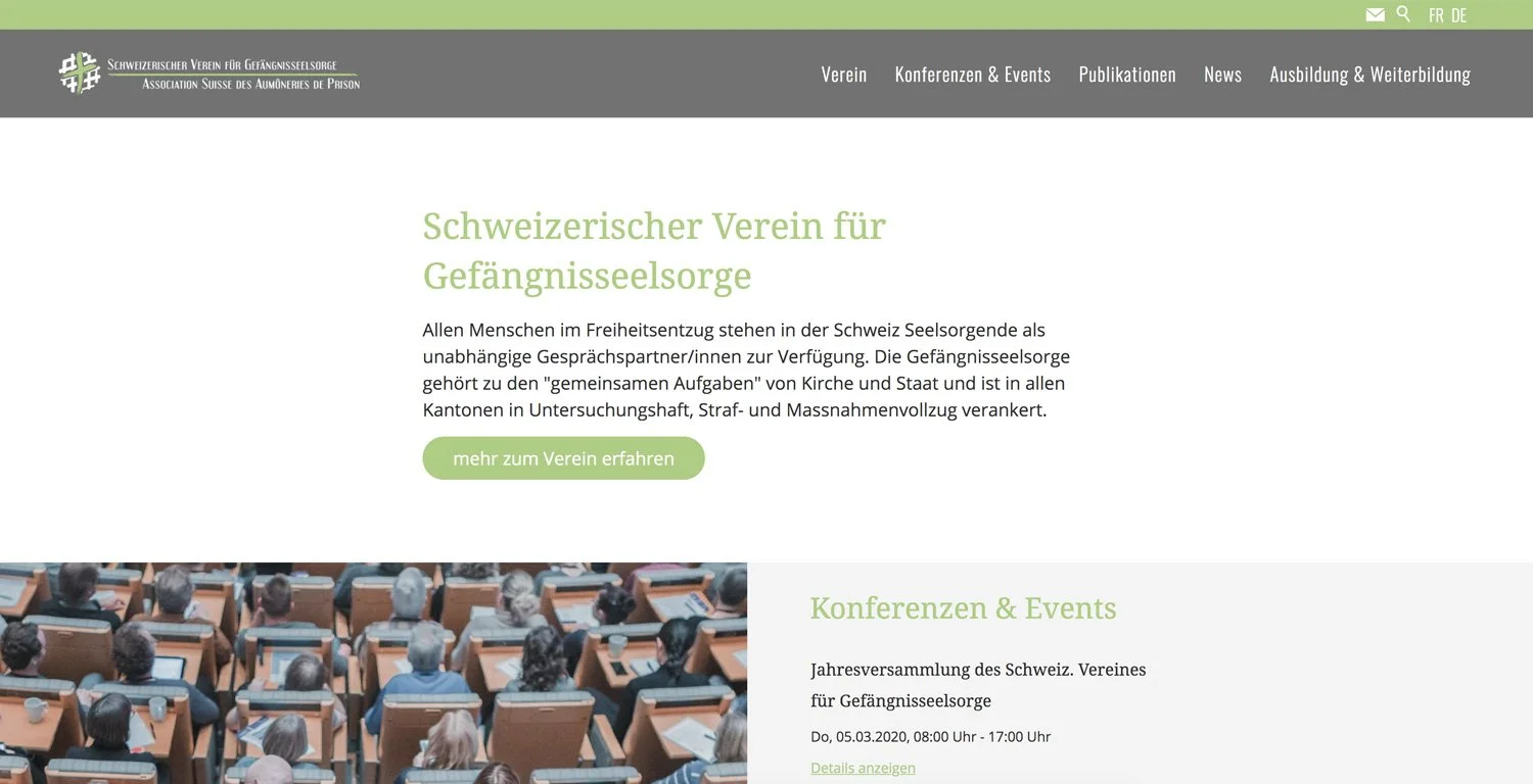 Webseite des Schweizerischen Vereins für Gefängnisseelsorge mit Logo, Menü und Bild von einer Konferenz mit mehreren Teilnehmern