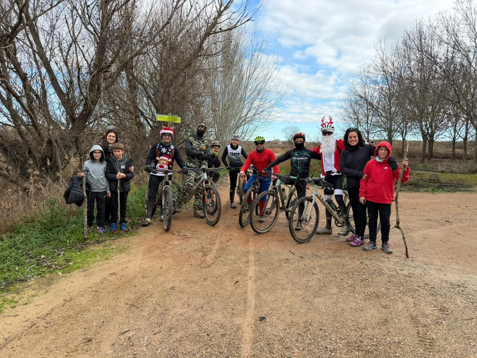 SOCIAL RIDE INOSCENT: PEDALAR JUNTS, SENSE PRESSA I SENSE ETIQUETES