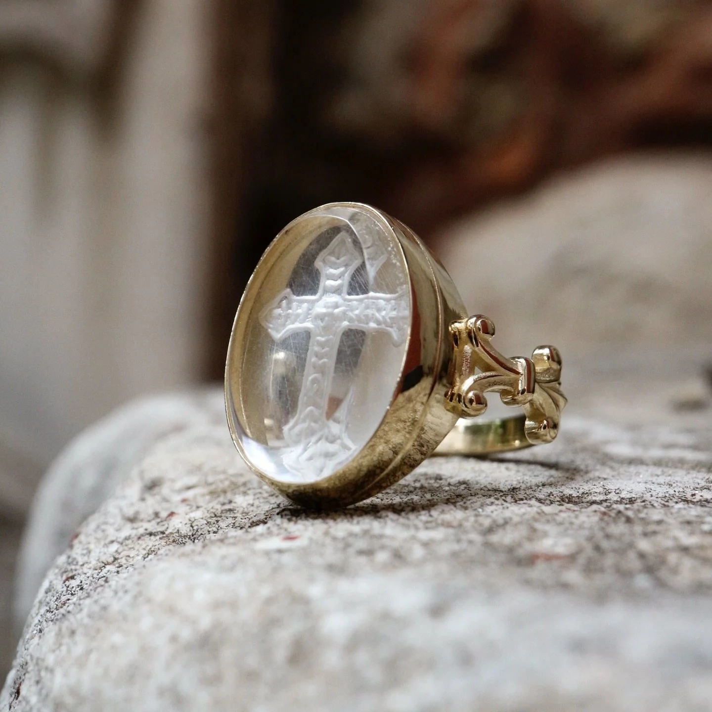 I hand-carved this luxurious Byzantine-style cross in a specially cut clear Quartz gemstone and set it in a specially designed solid 8 karat gold setting. One-of-a-kind. Available and customizable 🪽🪽🪽
✧
#emmasintaglios #reverseintaglio #intaglioje