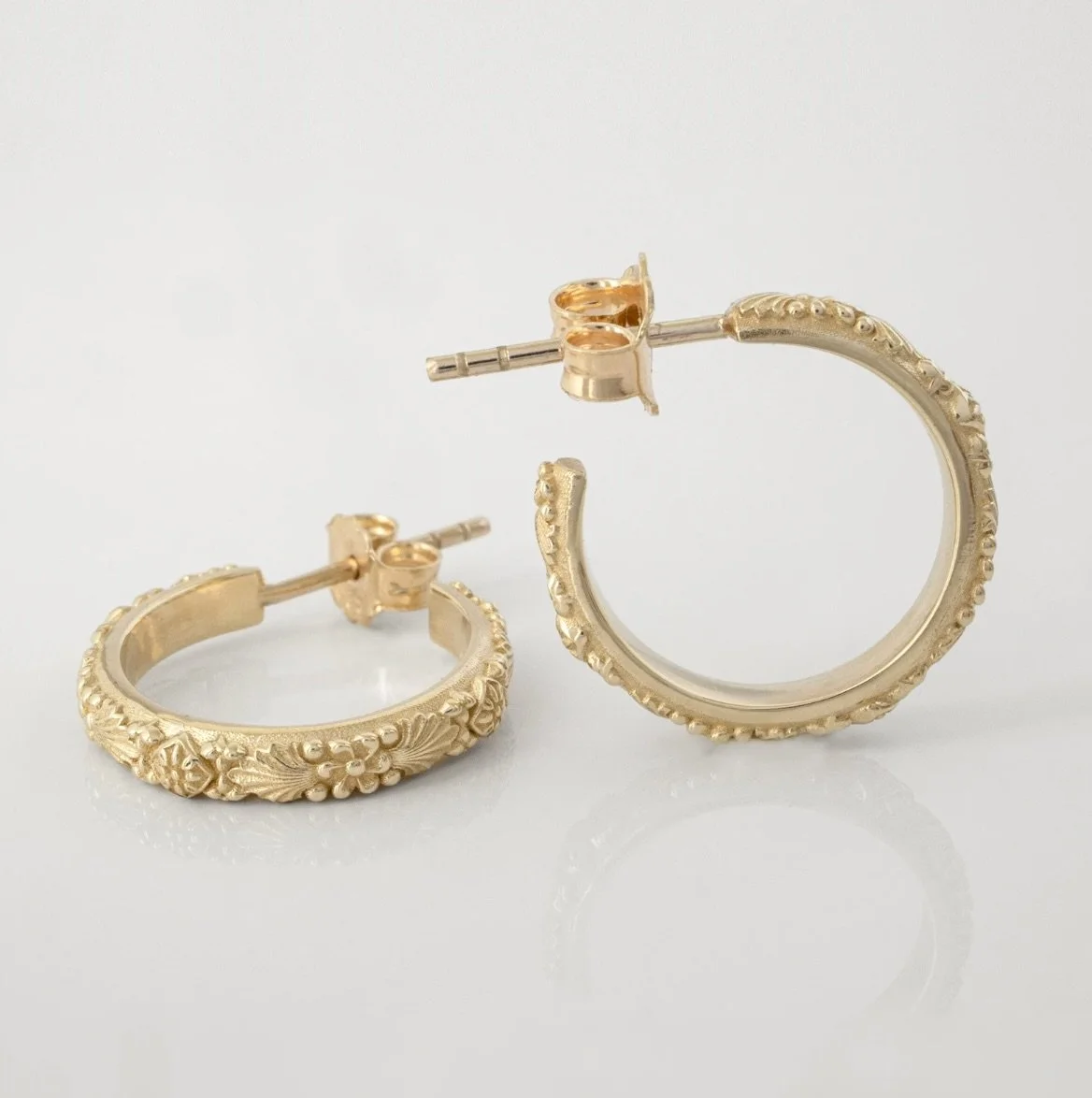 The solid gold Victorian hoop earrings are original everyday hoops that carry a bit of nostalgia. Now also available in silver. 
✧
#emmakrafft #newnostalgia #customjewelry #vintagehoops #victorianearrings