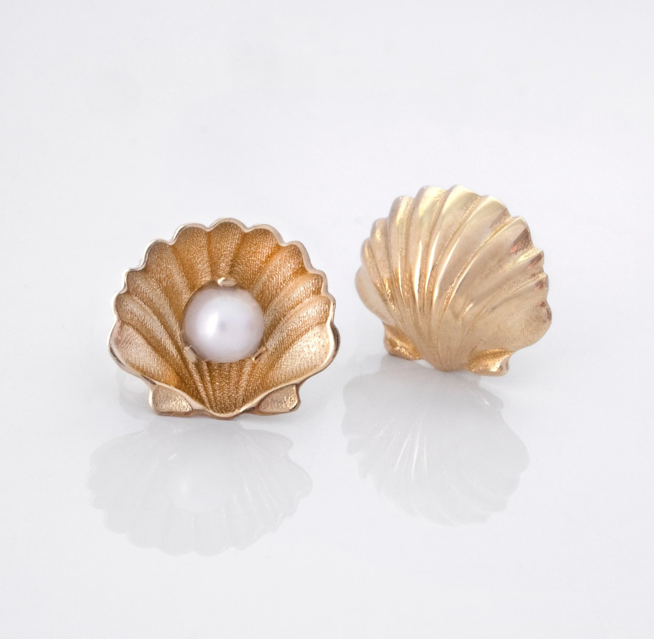 The mediterranean has been my inspiration for the past couple of years. These asymmetric seashell earrings with pearl were inspired after my visit to Symi a while back. 
✧
#emmakrafft #newnostalgia #customjewelry #customengagementring #seashellearrin