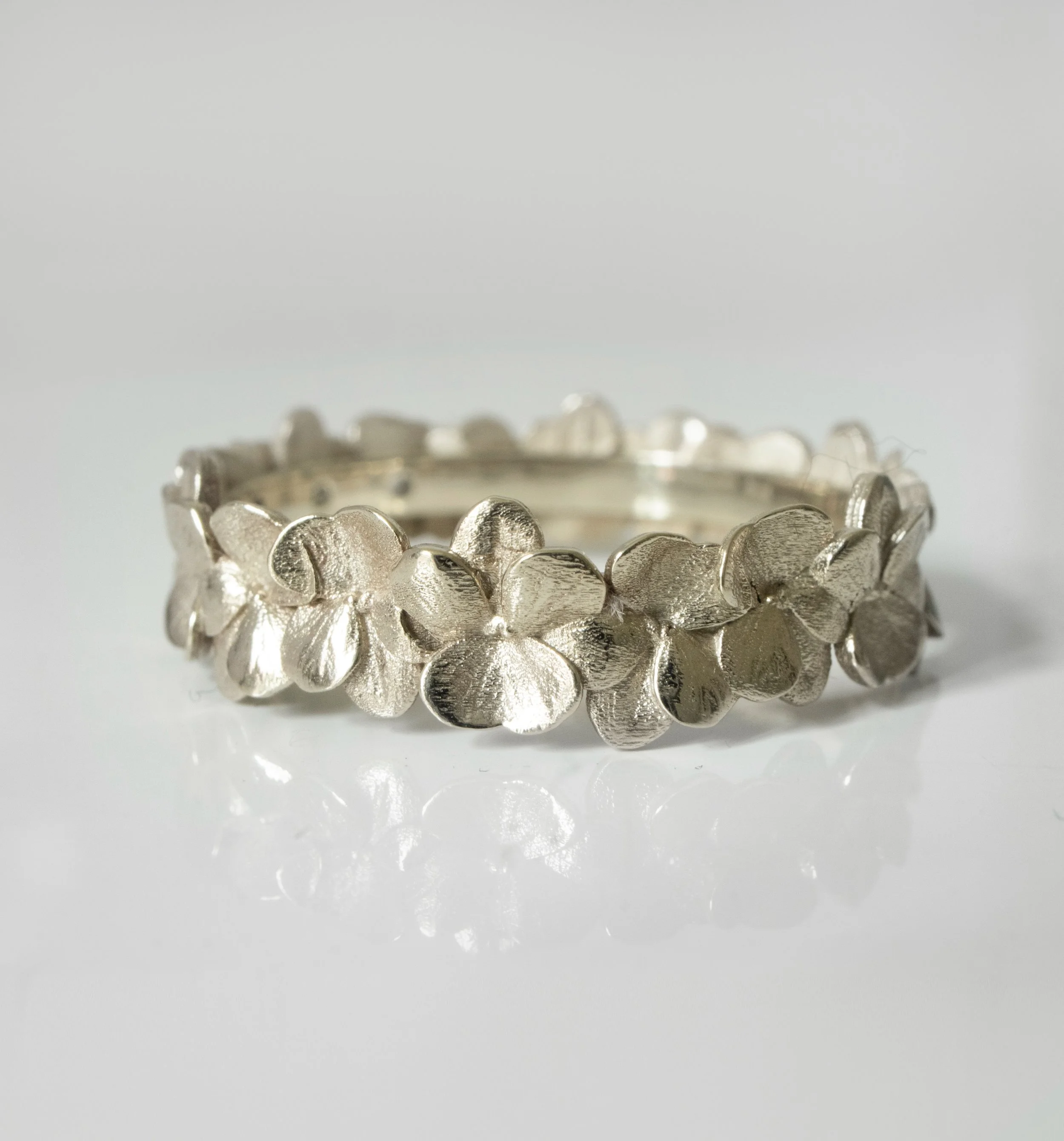 ₺My grandmother used to love violets so I feel a special connection with them. This ring was specially commissioned as a row of violets with three little diamonds. Violets symbolize loyalty and devotion. 
✧
#VioletRing #FloralJewelry #StatementRing #