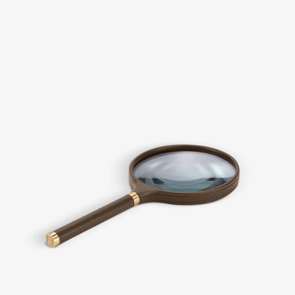 LibraryCollection_ArchivalMagnifyingGlass_BrownLeatherBrass_3-4_Assouline_2025-1000x1000.png