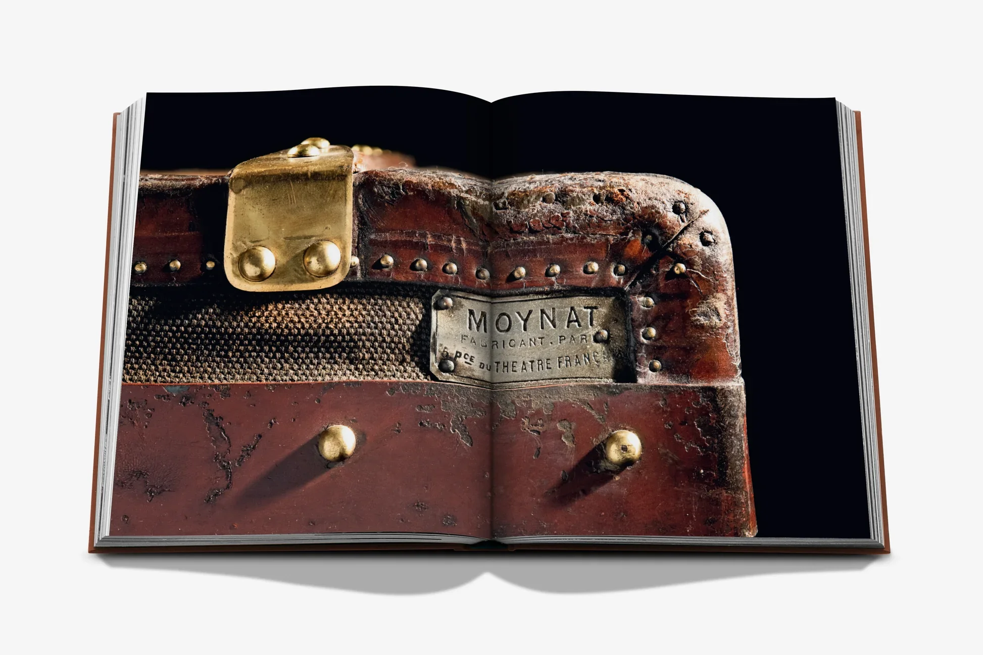 MOYNAT_SPREAD_GREY_2.webp