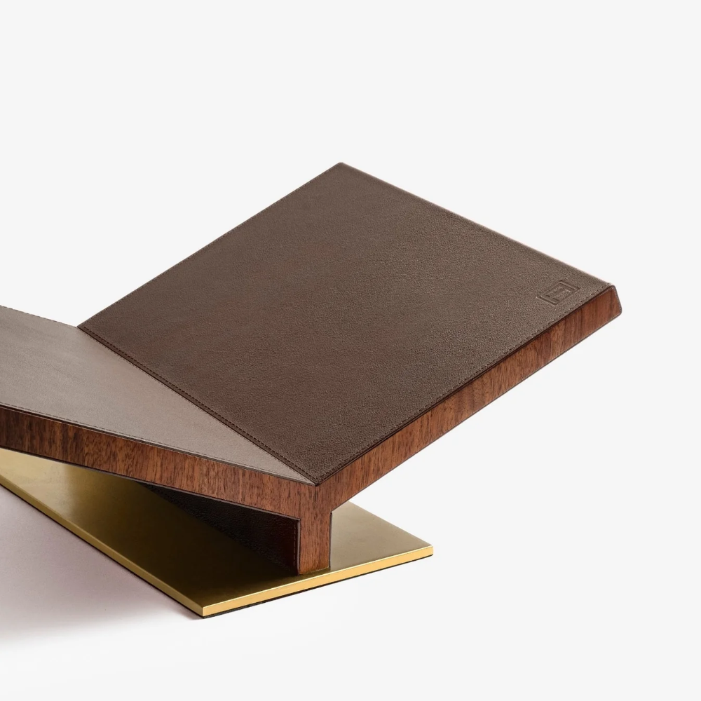 LibraryCollection_CollectorBookstandClassic_BrownLeather_LogoDetail_Assouline_2025_0d476201-3b58-4e0b-afb4-a2e04c6123ed-1000x1000.png