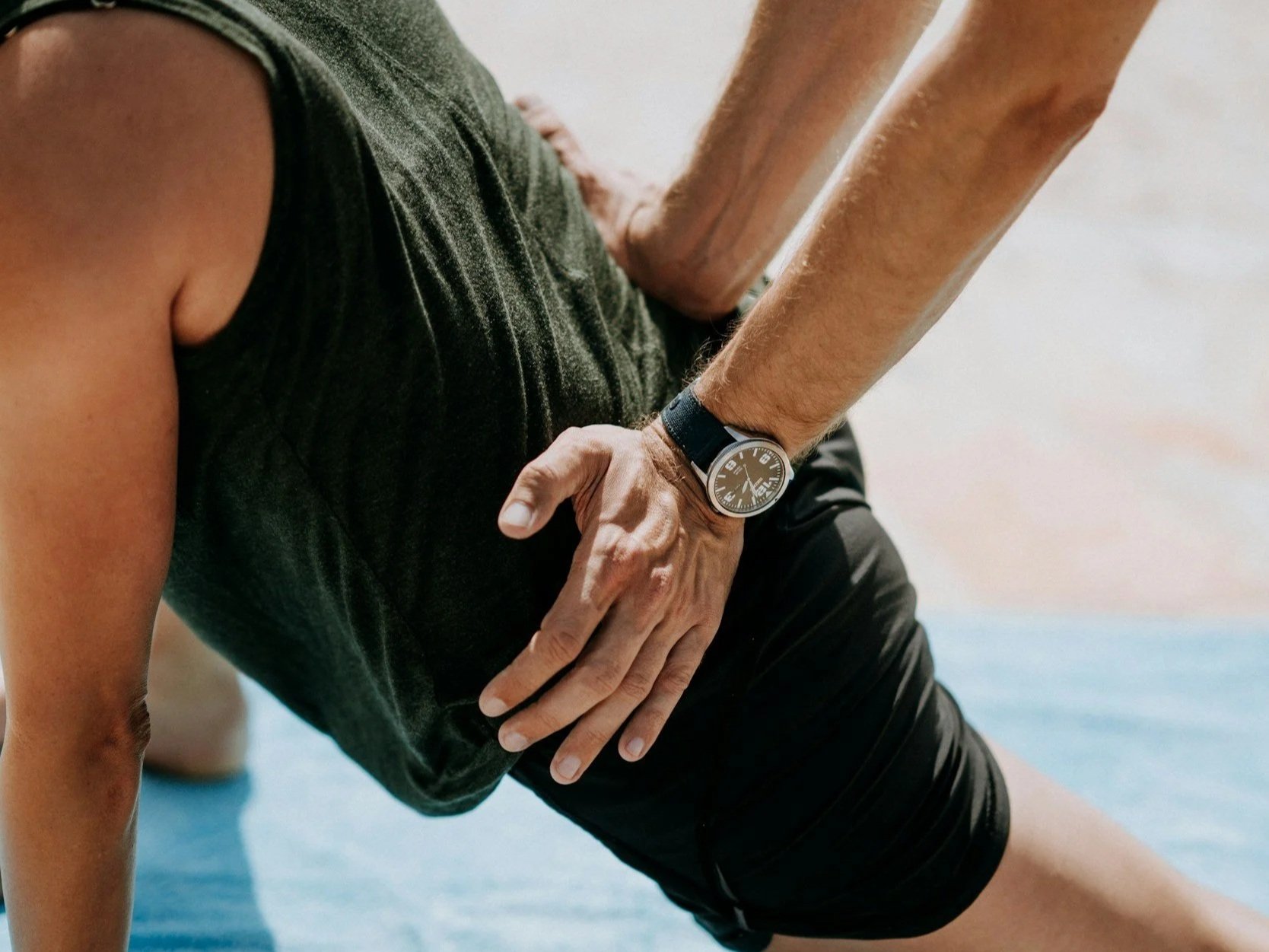 Sportler beim Dehnen — Mobilität und Beweglichkeit als Teil der Sportphysiotherapie bei KINE Health Zürich