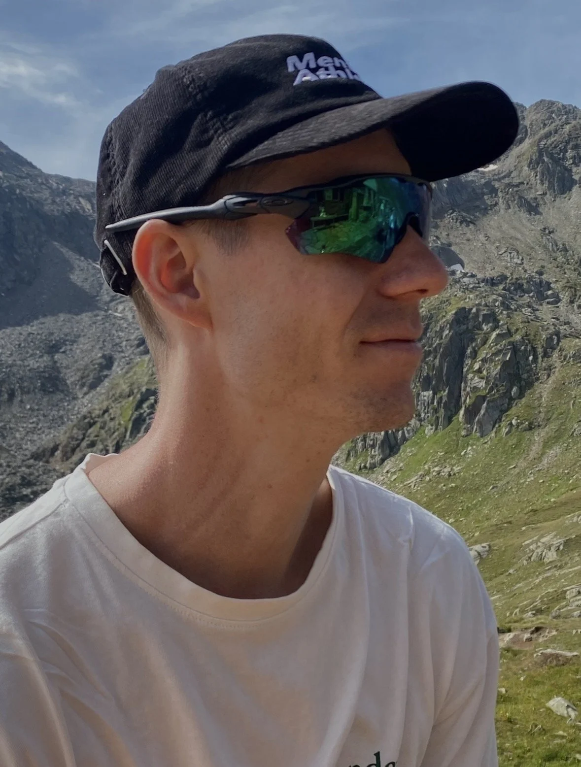 Sven Sindelar, Sportphysiotherapeut und Ausdauer-Coach bei KINE Health Zürich, in den Schweizer Alpen