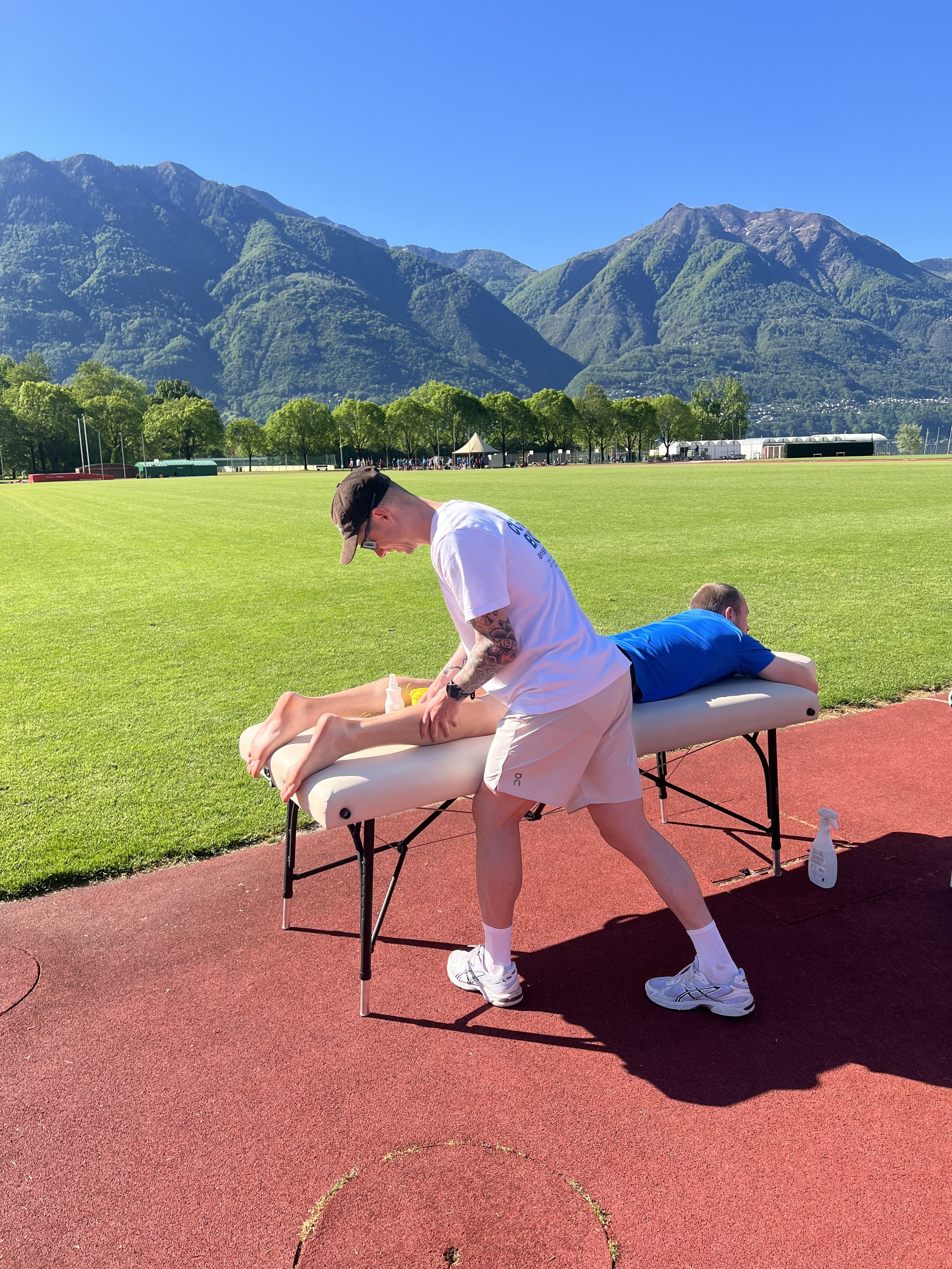 Sven Sindelar, Sportphysiotherapeut bei KINE Health, behandelt einen Patienten am Letzigrund Zürich