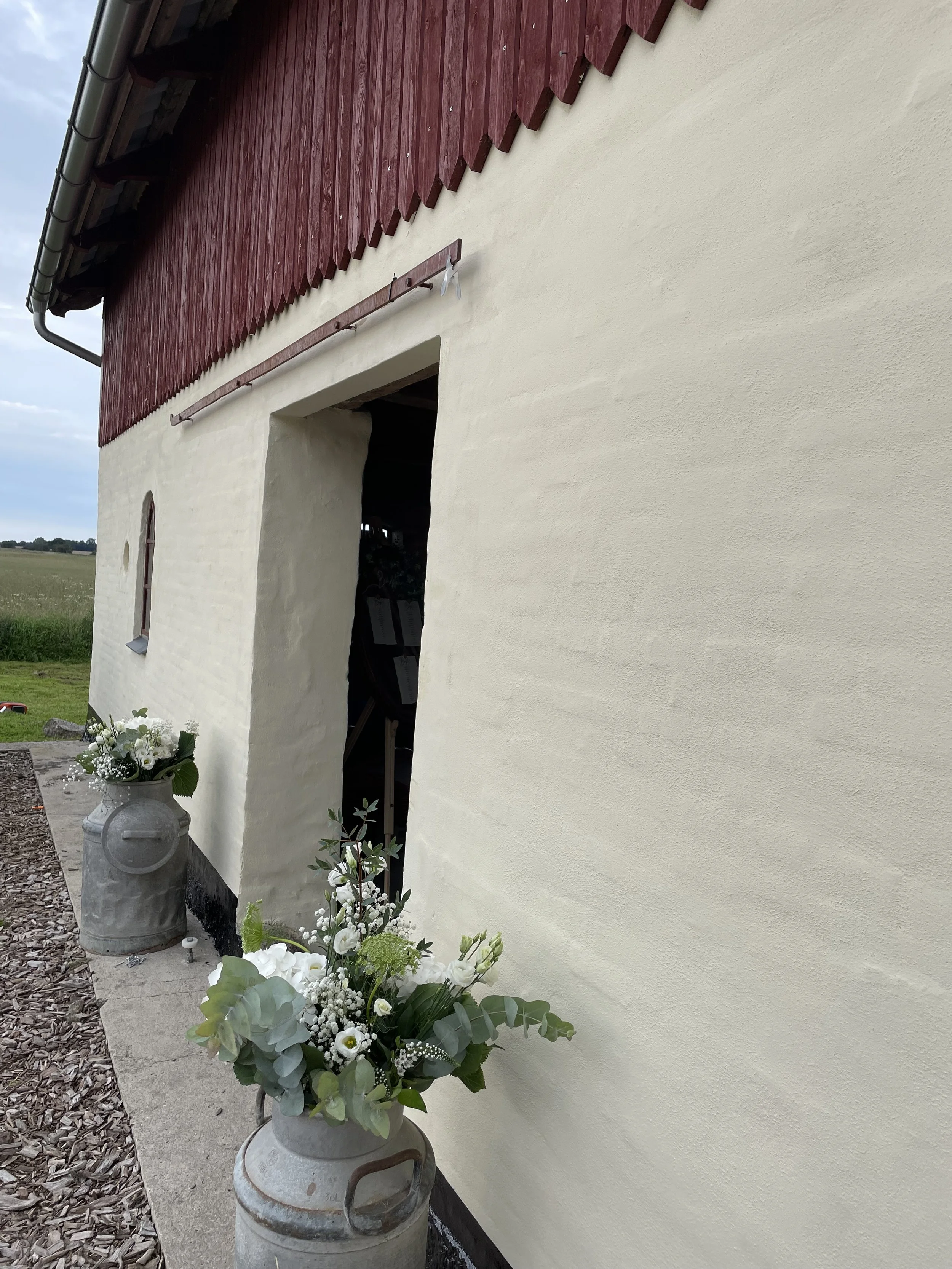 Bryllup på landet i Pejsestalden – rustik stald ombygget til festlokale på Bremsmaj Farmstay nær Sønderborg.