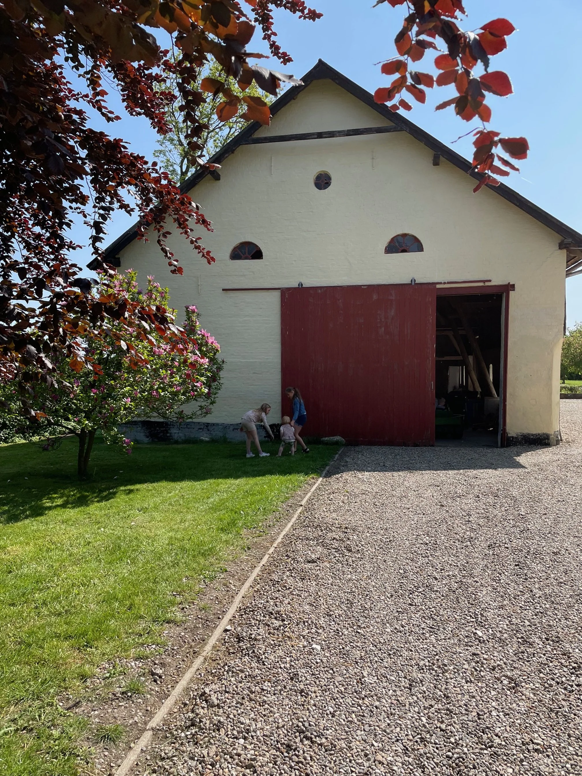 Gårdovernatning Sønderjylland – Bremsmaj Farmstay med moderne lejligheder, natur og landlig charme.
