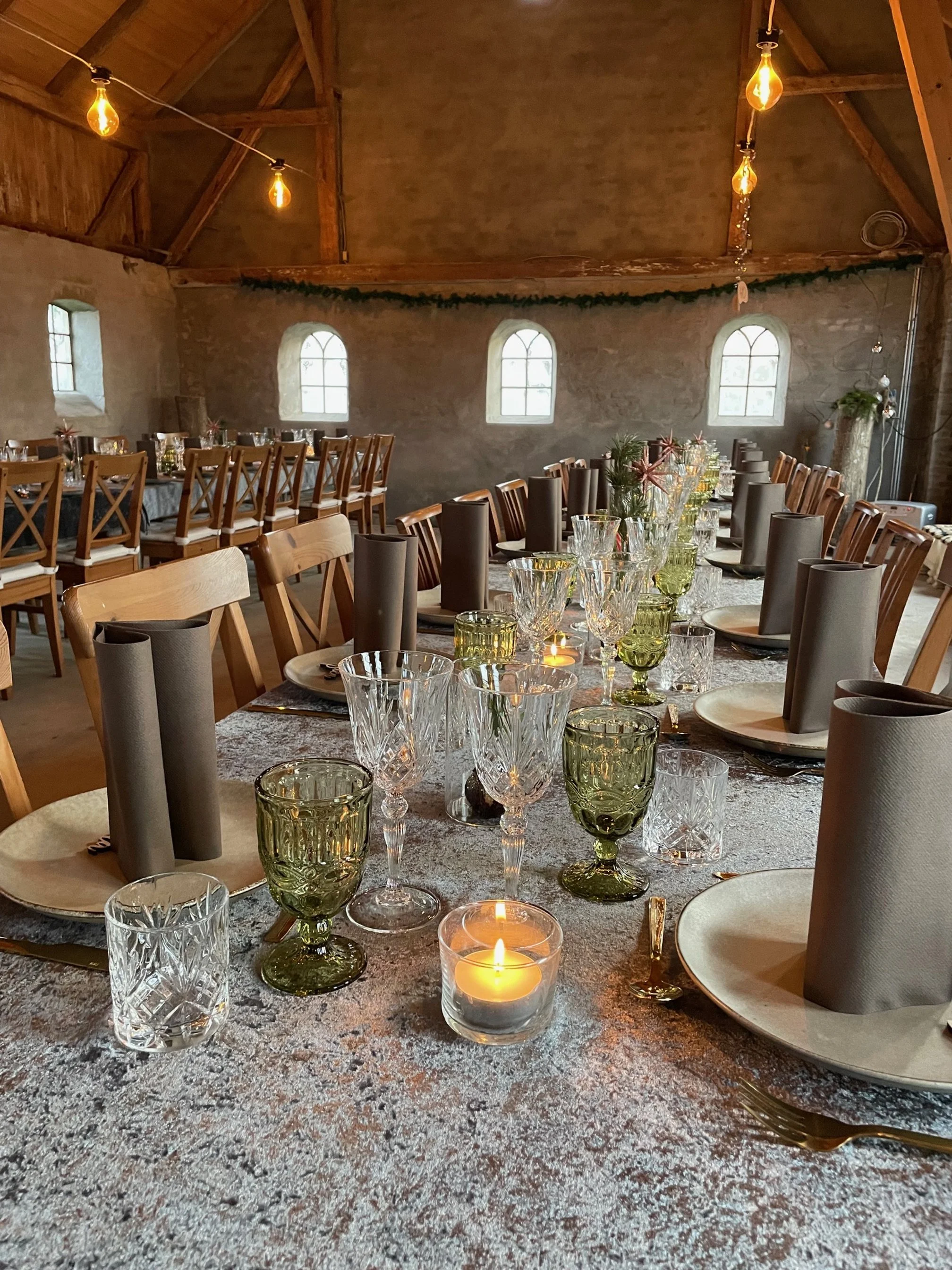 Festlokale i Pejsestalden, Bremsmaj Farmstay – ideelt til bryllup, konfirmation og fester omgivet af natur og landlig charme i Sønderjylland.