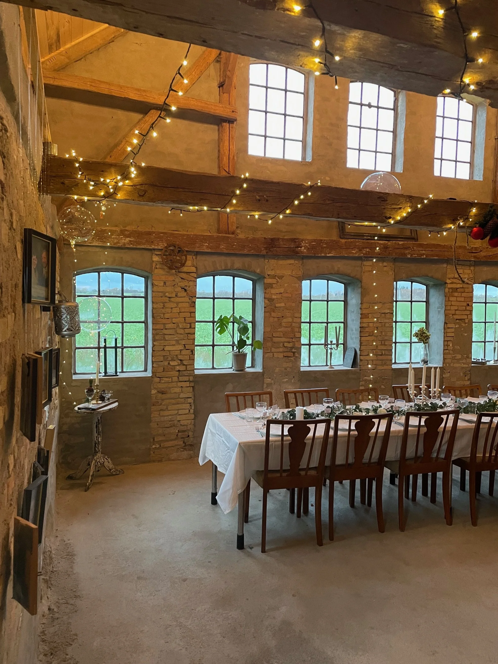 Pejsestald med atmosfære – Bremsmaj Farmstay tilbyder festlokale i naturskønne omgivelser tæt på Aabenraa og Sønderborg.