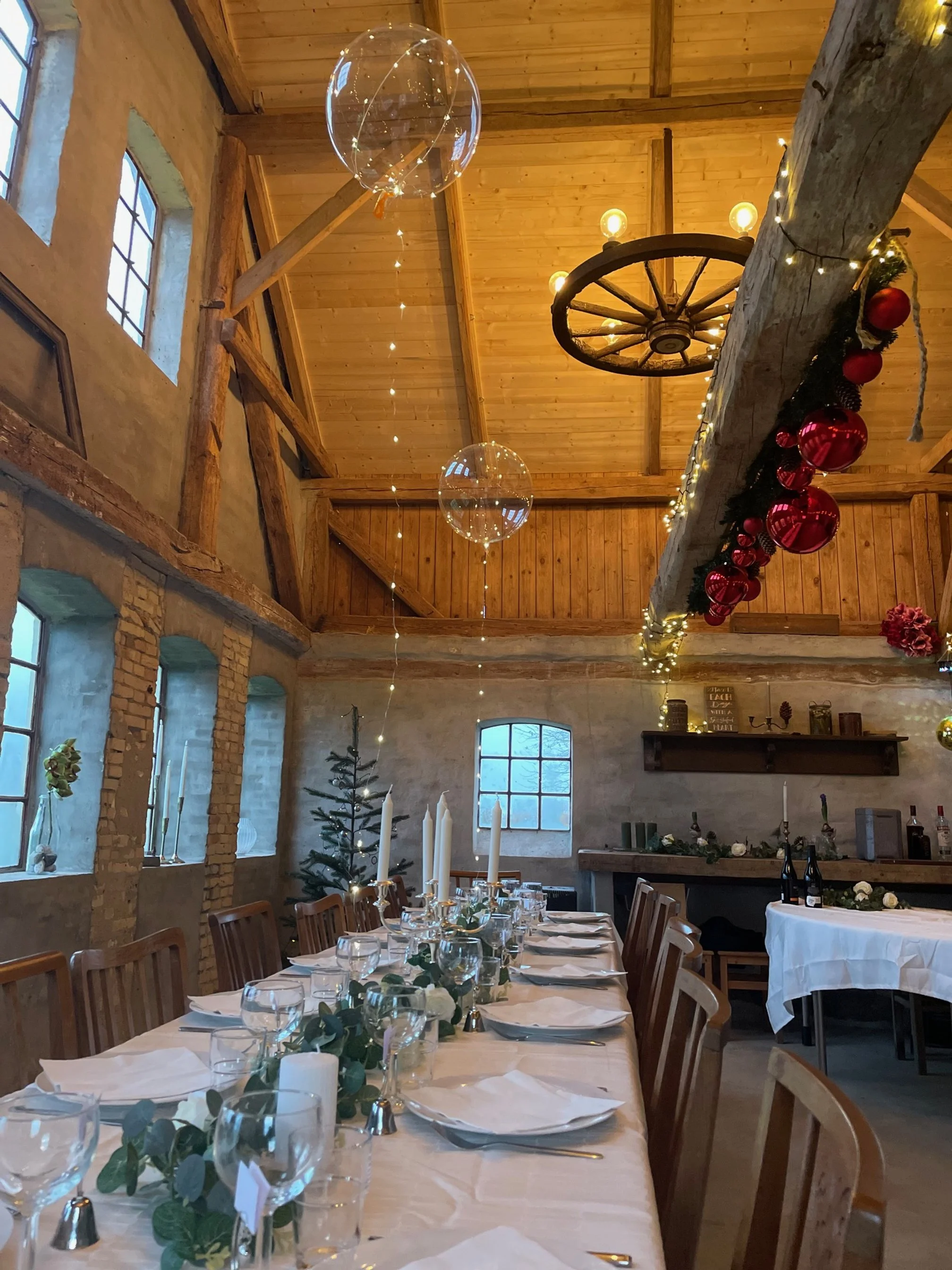 Landligt festlokale i Sydjylland – Pejsestalden på Bremsmaj Farmstay kombinerer rustik charme, natur og fleksible rammer til din fest.