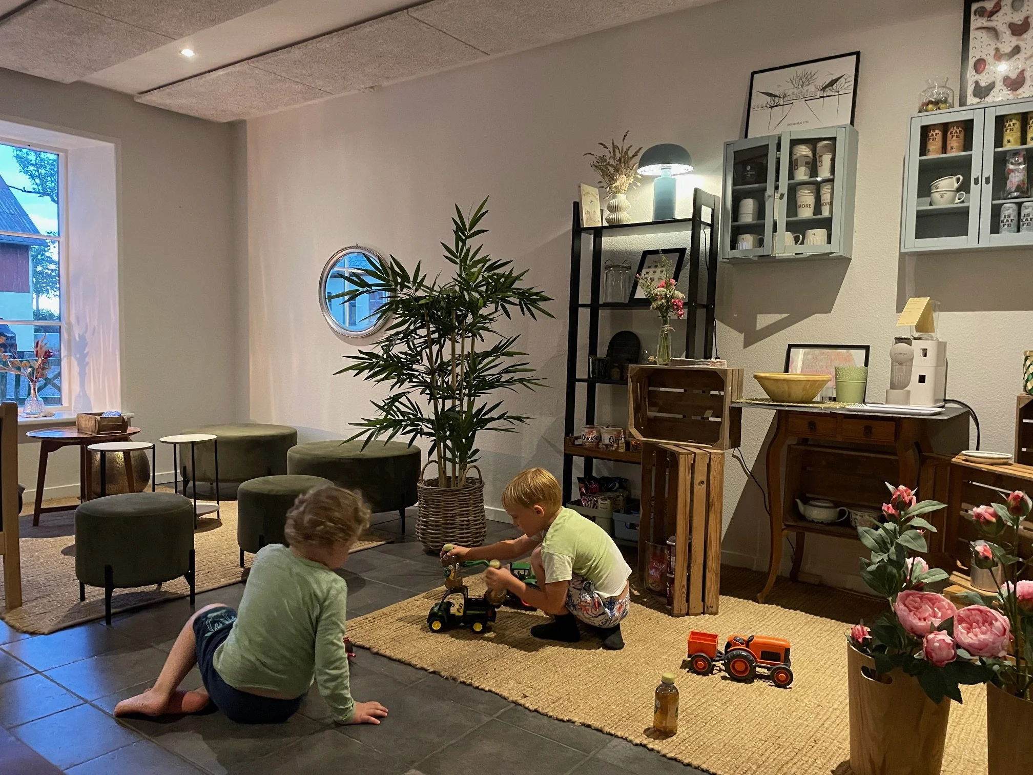 Bondegårdsferie i Sydjylland – komfortable lejligheder og ægte gårdstemning på Bremsmaj Farmstay.