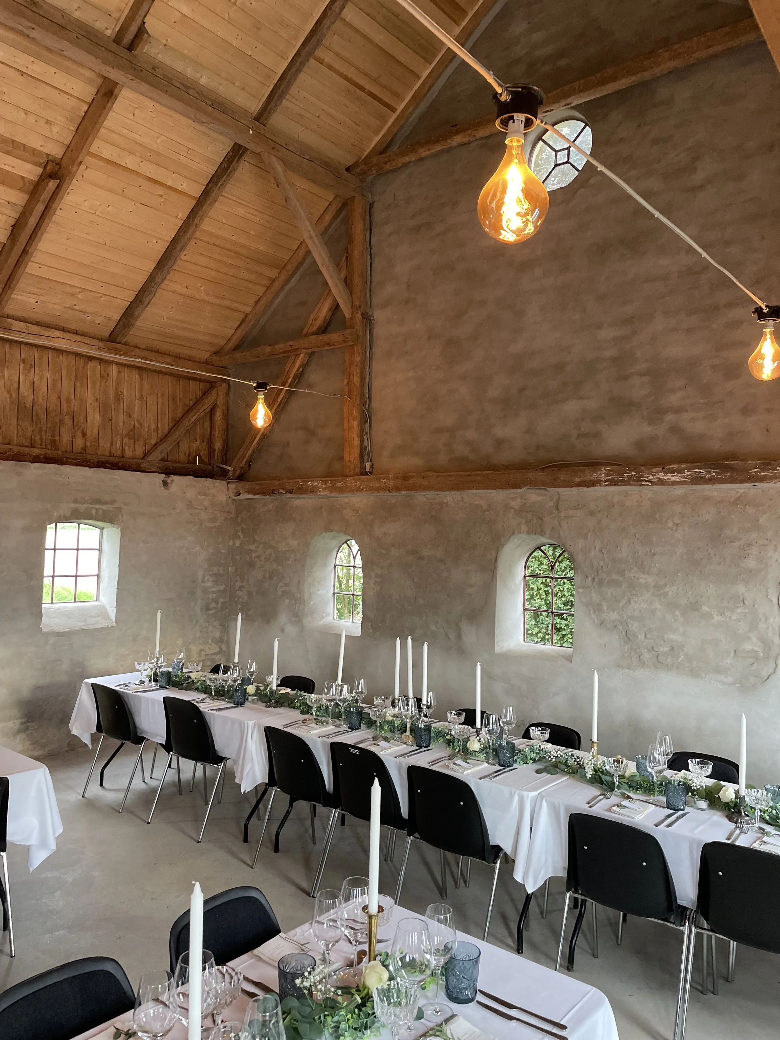 Gårdfest i Pejsestalden – oplev landlig idyl, natur og atmosfære på Bremsmaj Farmstay i det sydjyske landskab.