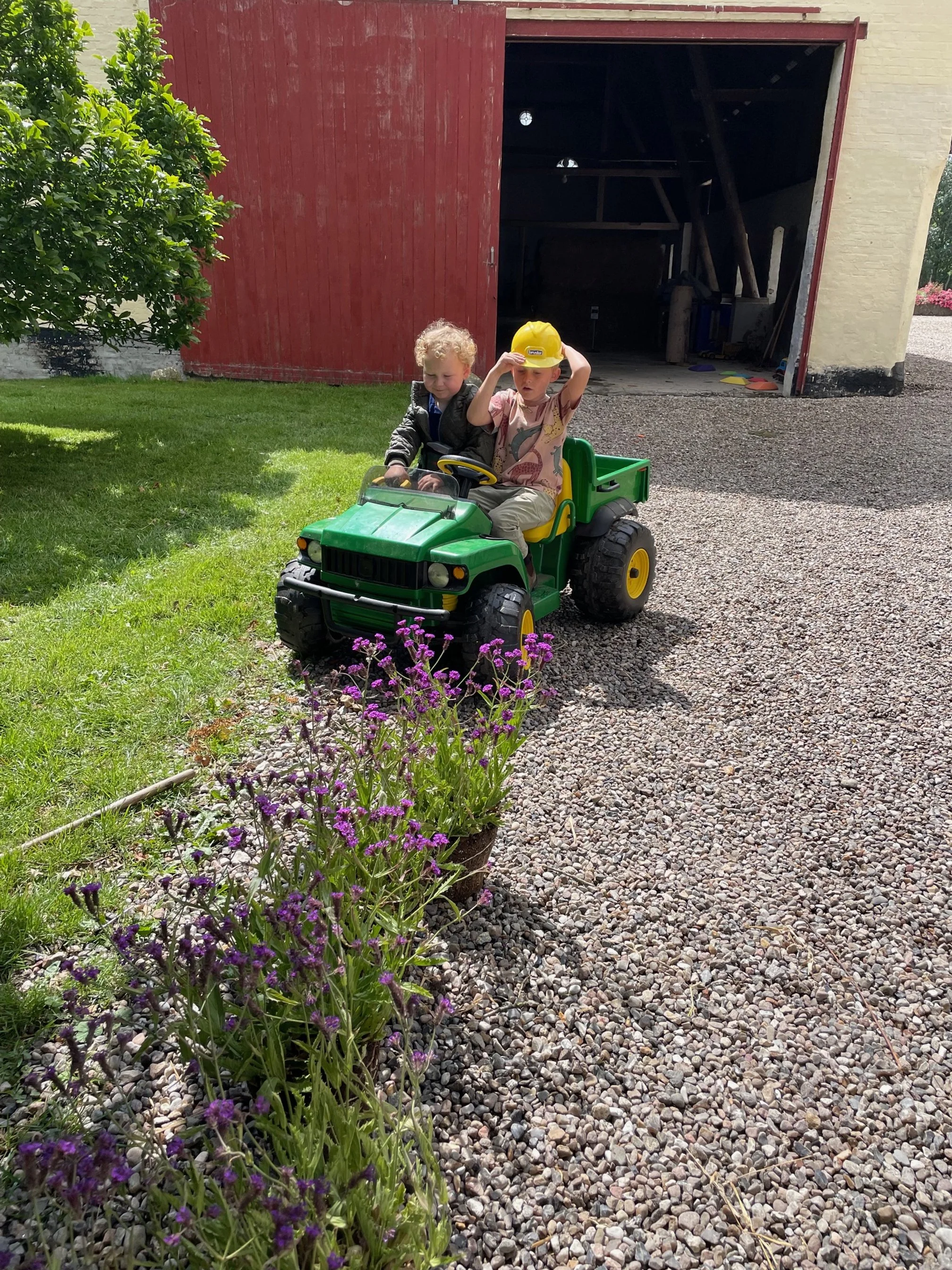 Ophold på gård i Sønderjylland – nyd naturen, fuglesang og landlig idyl på Bremsmaj Farmstay med komfortable lejligheder til par og familier.
